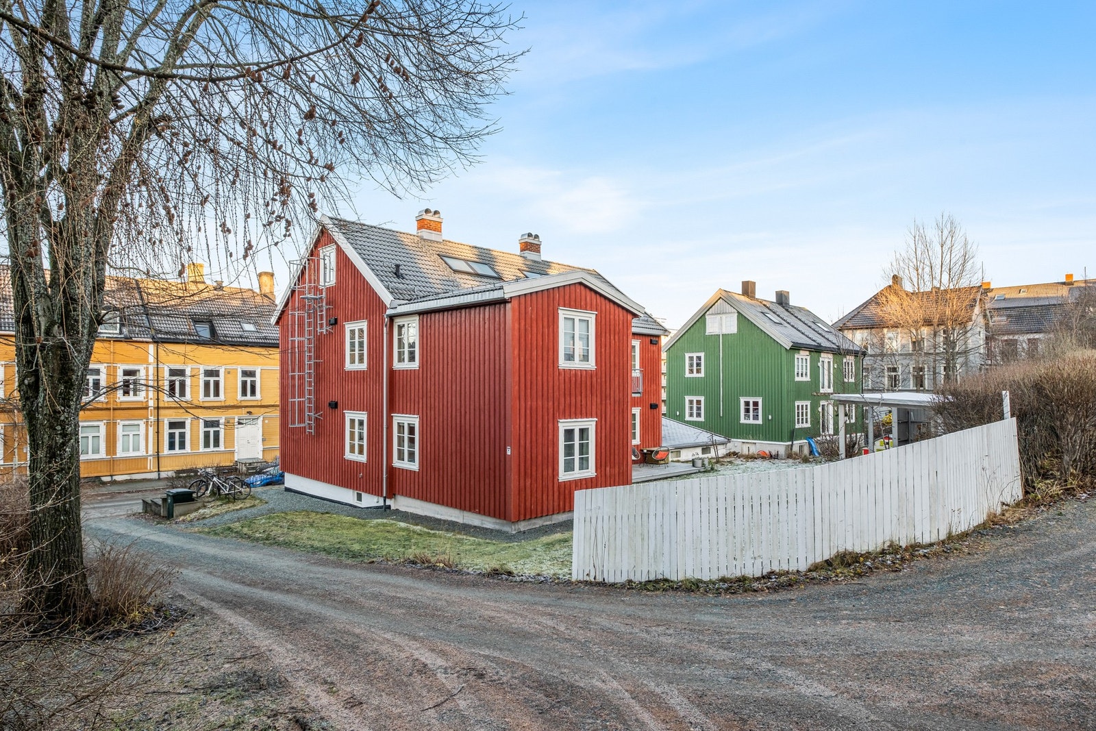 Fra leiligheten har du gangavstand til Solsiden og sentrum. Det er heller ikke langt til nærmeste bussholdeplass. Galleribilde