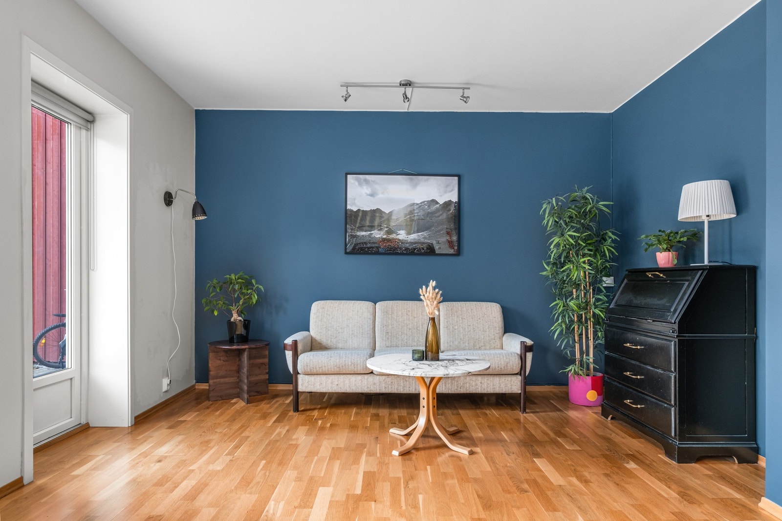 Stuen oppleves som romslig med mye lysinnslipp Galleribilde