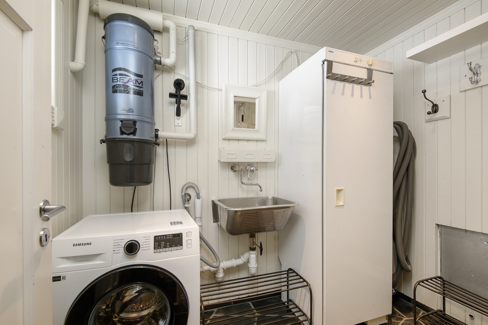 Praktisk med separat vaskerom som ligger like innenfor inngangsdøren. Galleribilde