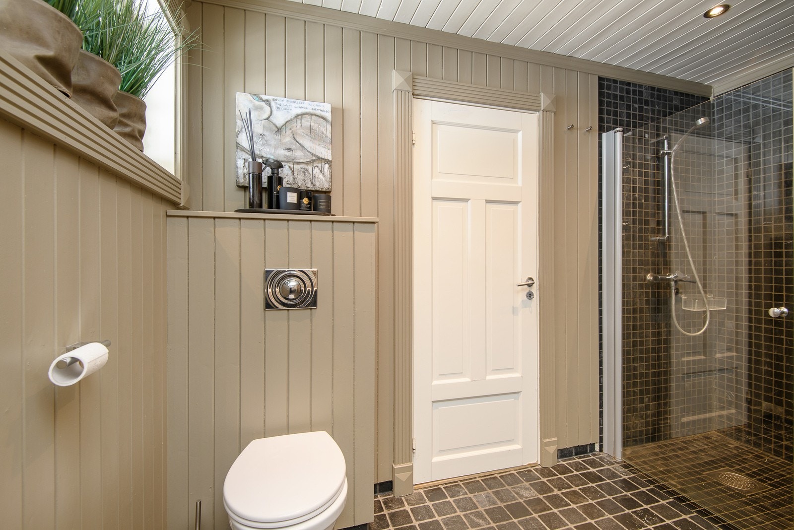 Rommet er utstyrt med toalett, dusjhjørne og baderomsinnredning. Galleribilde