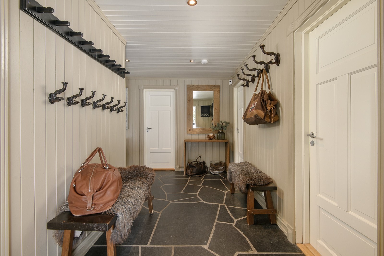 Det er godt med plass til å sette skoene og henge yttertøyet i entréen. Galleribilde