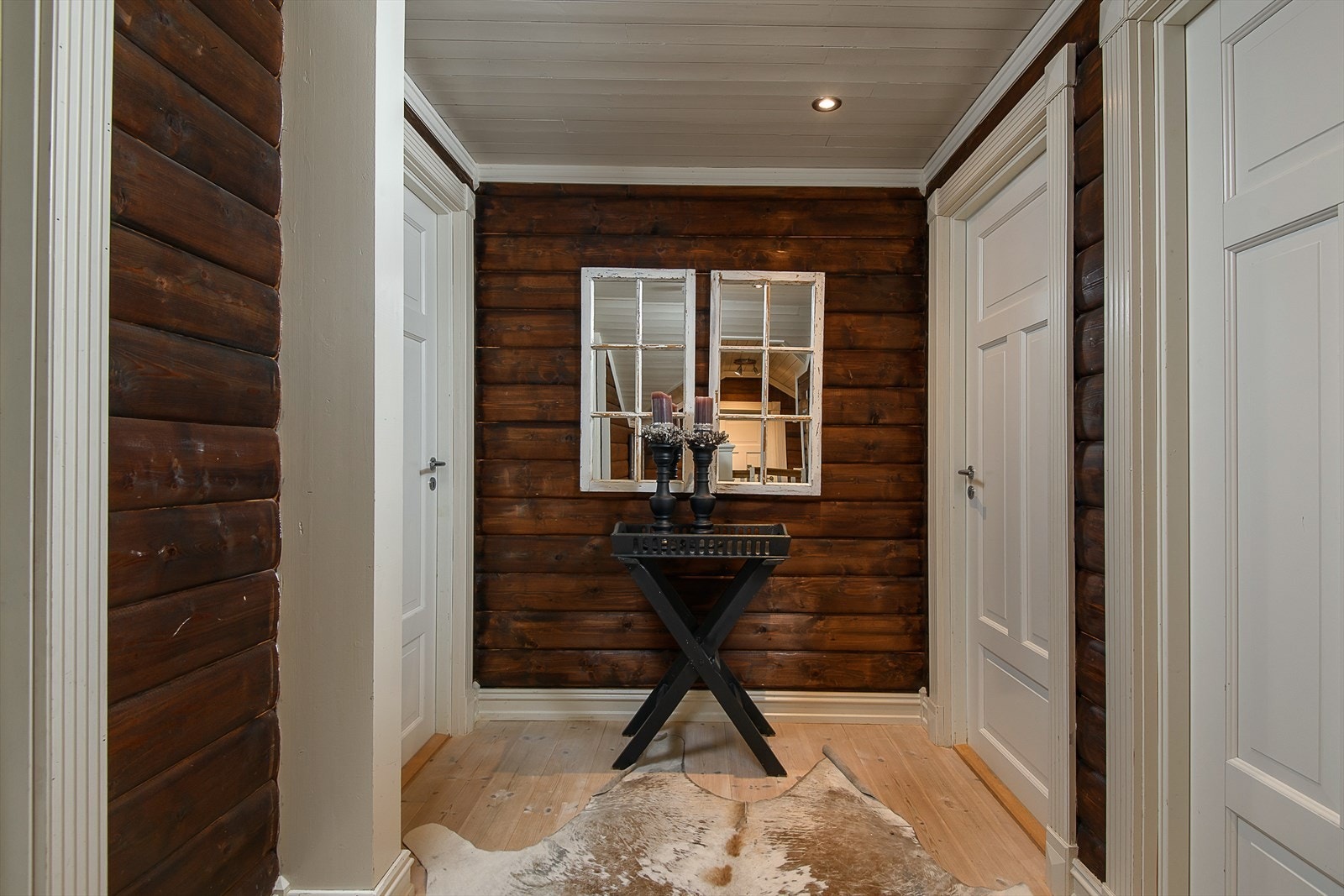 Mellomgang som fører til andre etasjens to soverom, baderom og loftstue. Galleribilde