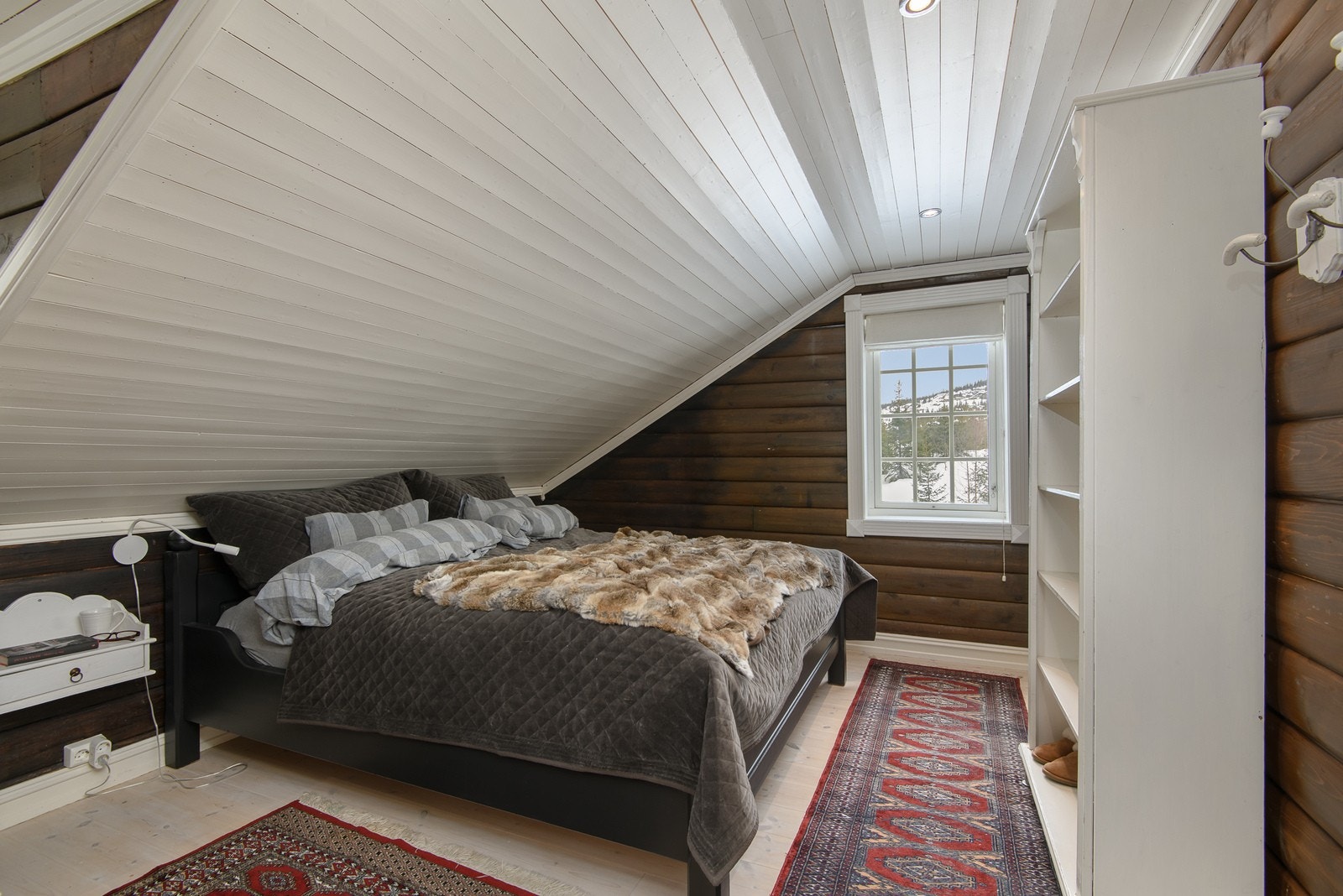 Tre av soverommene finner du på loftsplanet. Galleribilde