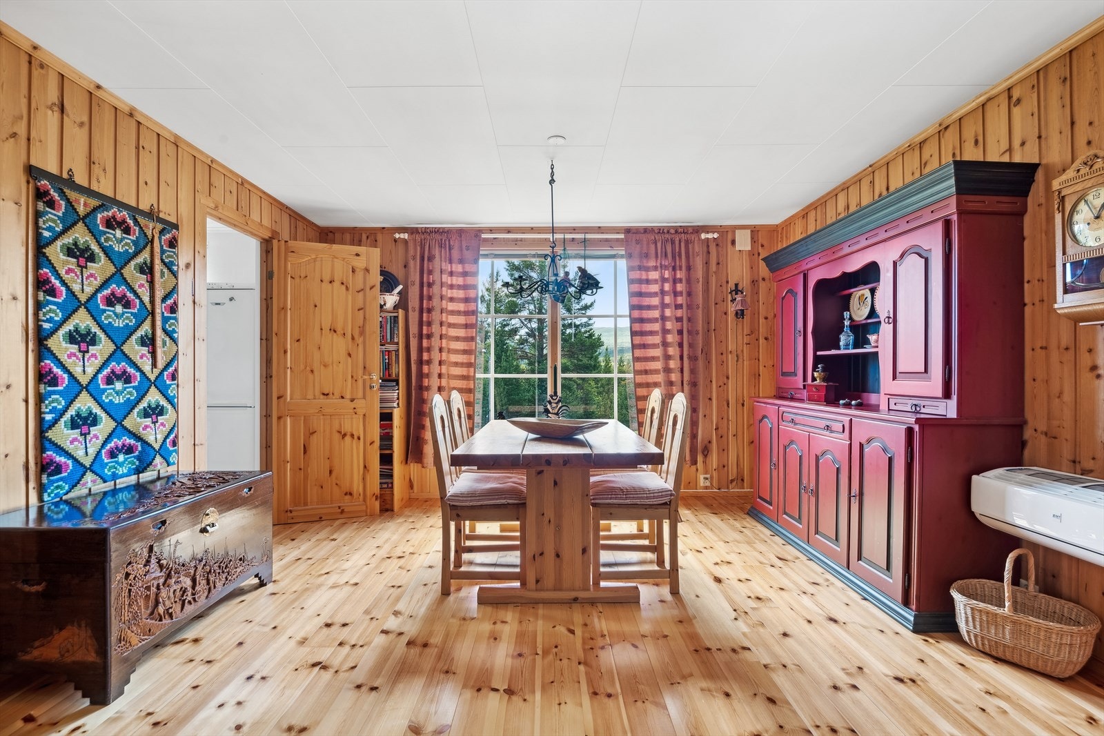 Spiseplassen får sin naturlige plass i rommet med god tilgang til kjøkkenet. Galleribilde