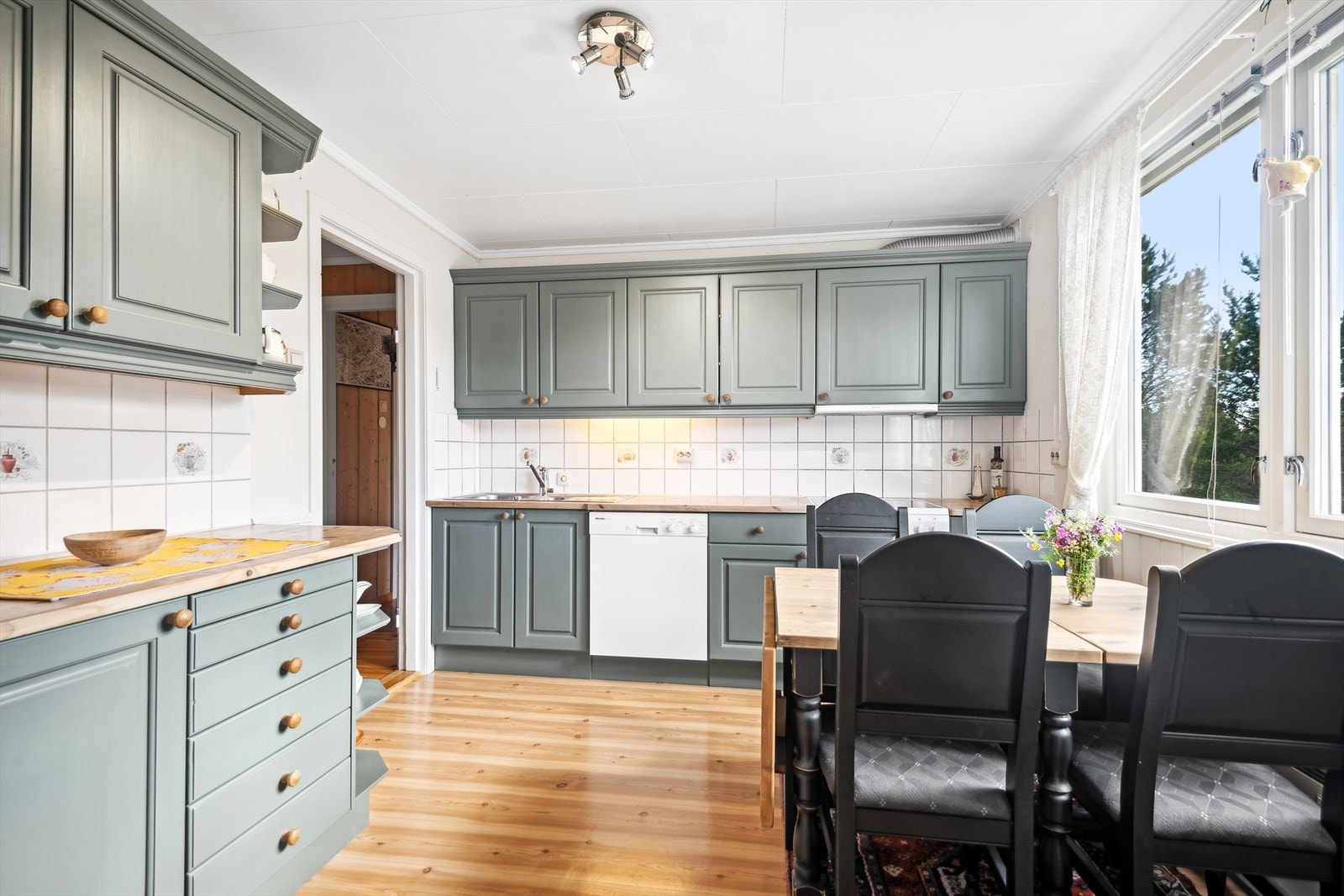 Godt utbygd med innredning på to sider av rommet. Galleribilde