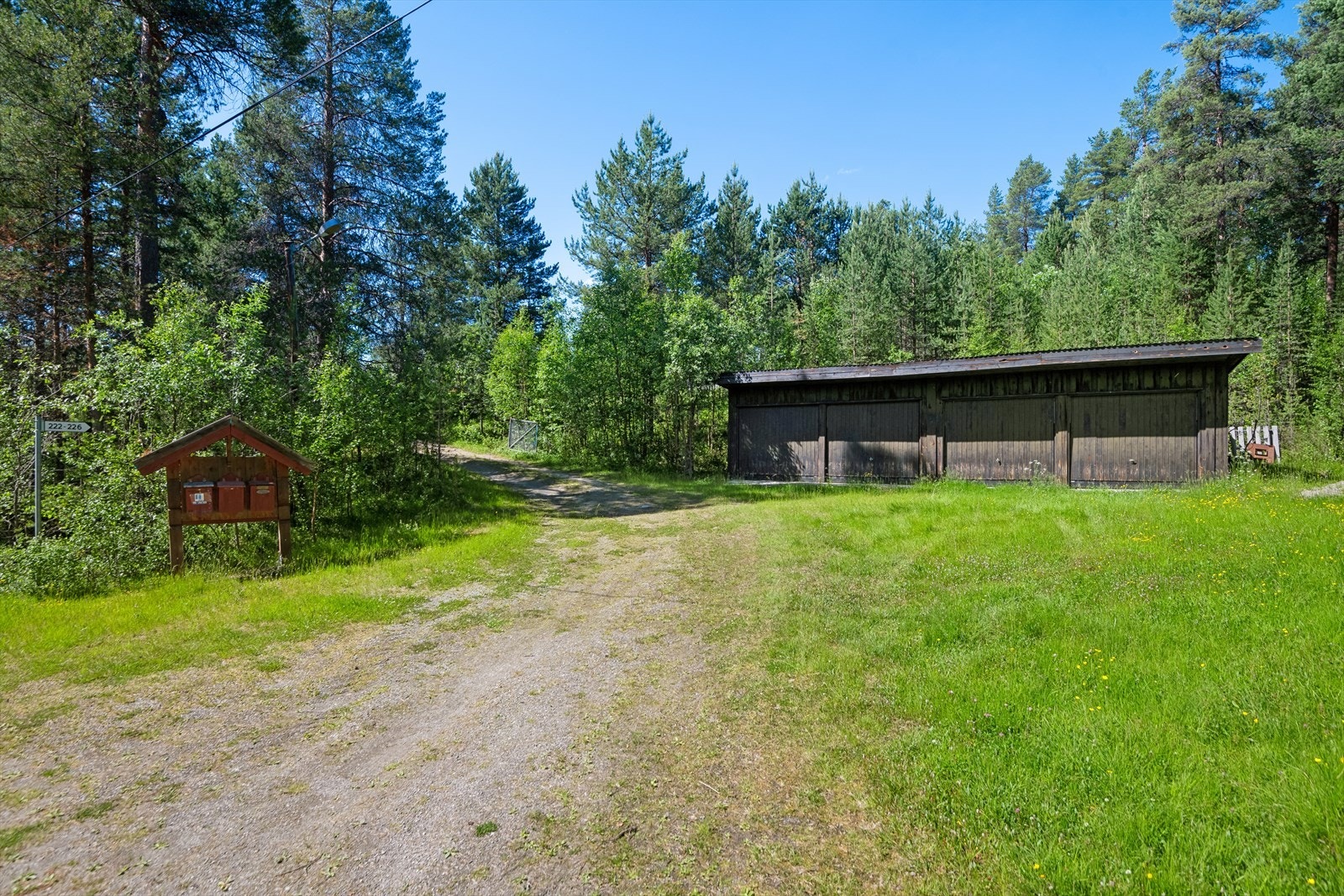 Eiendommen eier også 1/3 av gnr. 207 bnr. 44 som bl.a. består av et veiareal og en felles garasje. Galleribilde