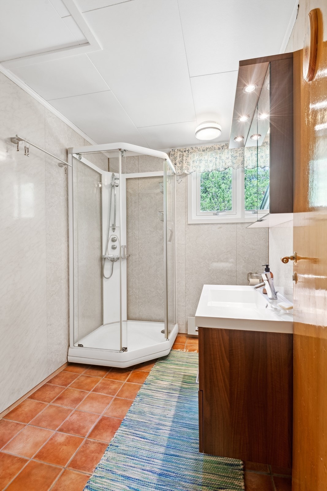 Baderom med god beliggenhet iht. boligens soverom. Galleribilde