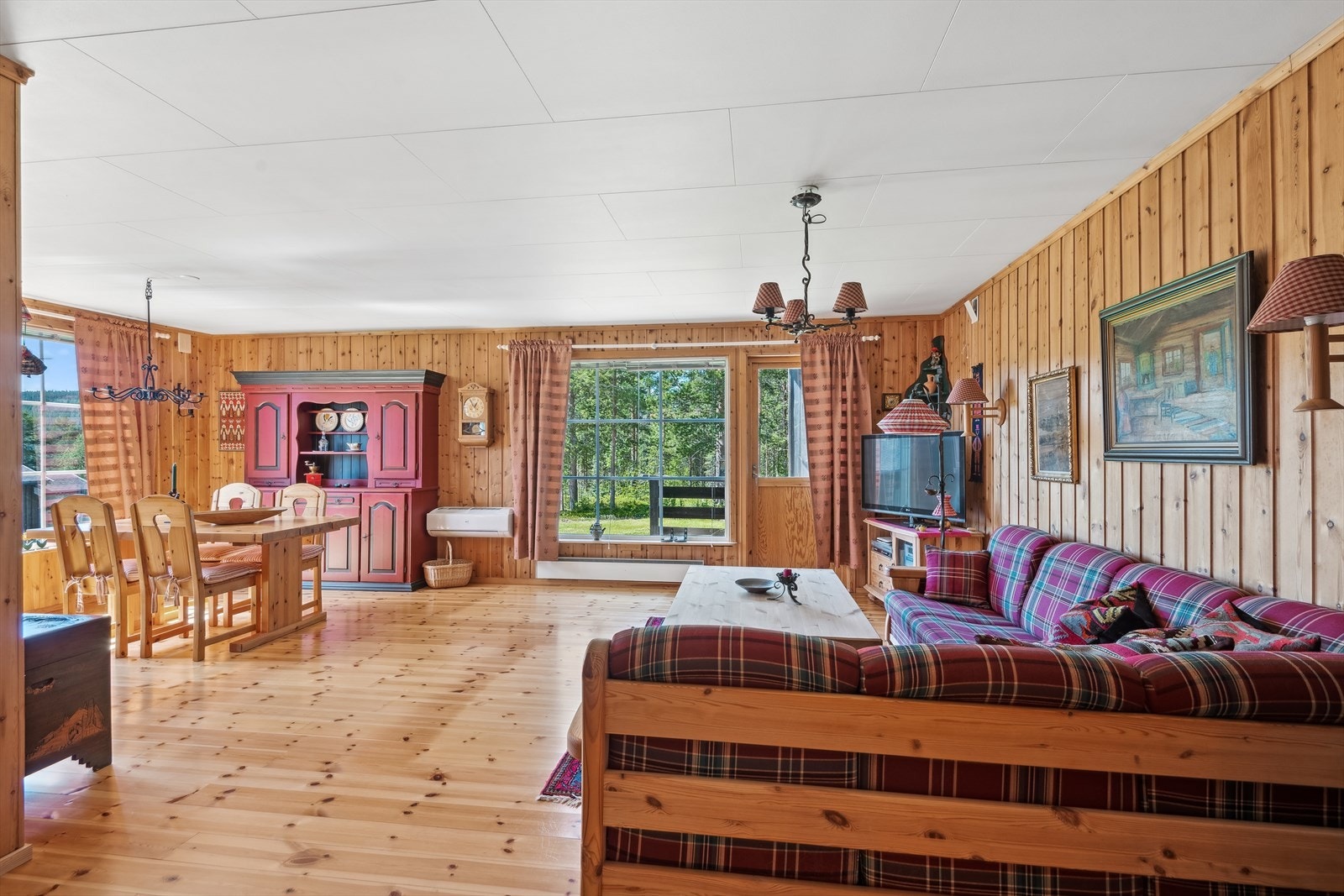 Stuen er holdt i samme lune utrykket og er av god størrelse med plass til både sofa og større spisegruppe. Galleribilde