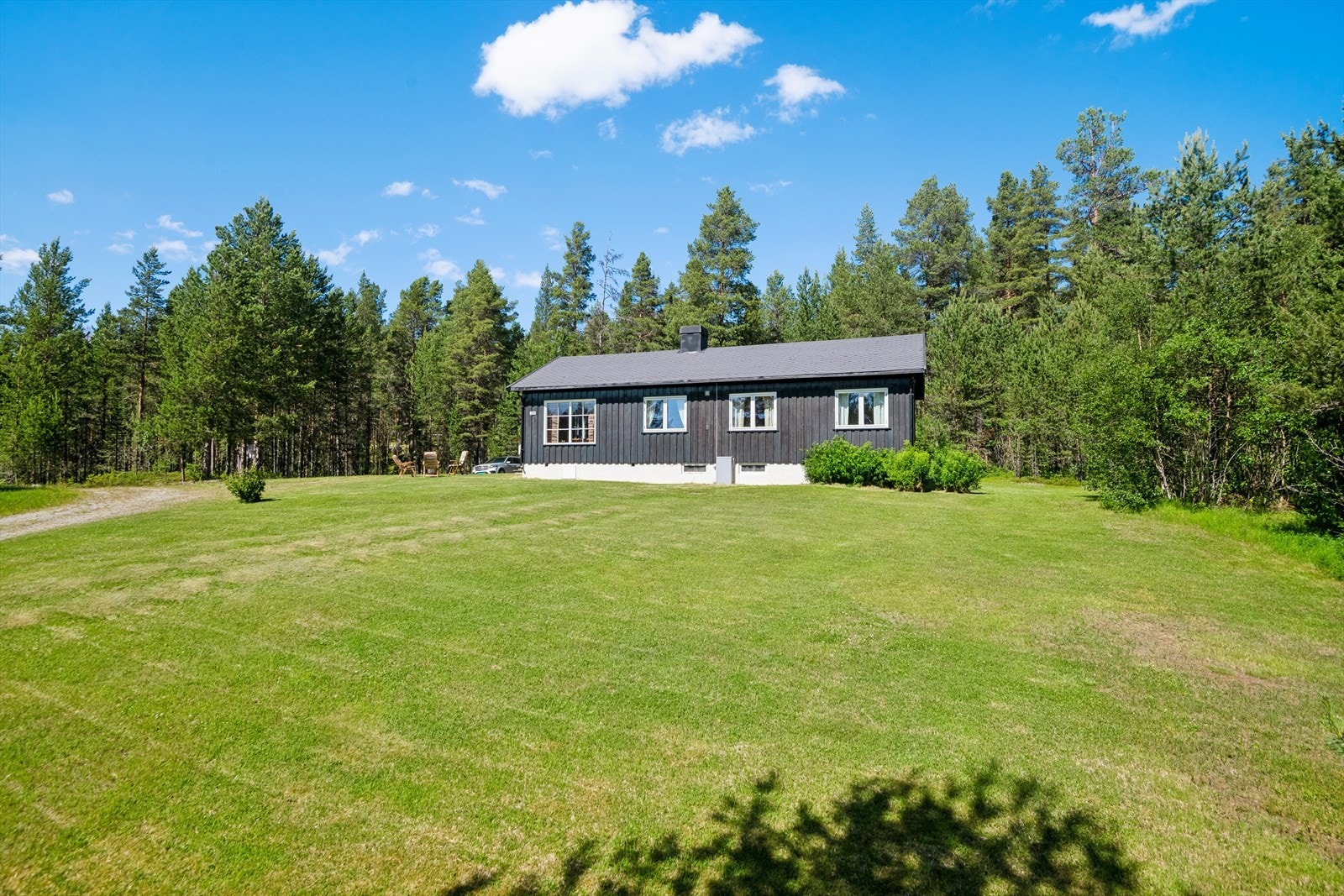 Tomten er romslig og ligger i naturskjønne omgivelser med flotte rekreasjonsmuligheter rett utenfor døren. Galleribilde