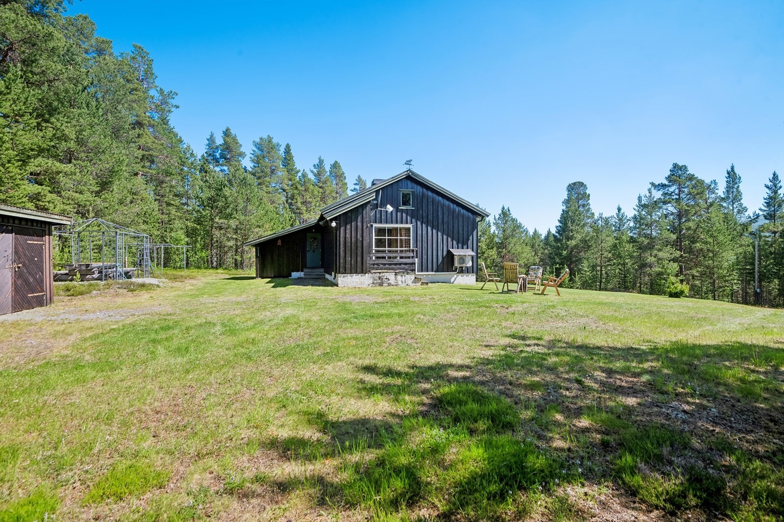 For øvrig er eiendommen bebygget med garasje som egner seg til lagring. Bygget ligger til venstre i bildet. Galleribilde