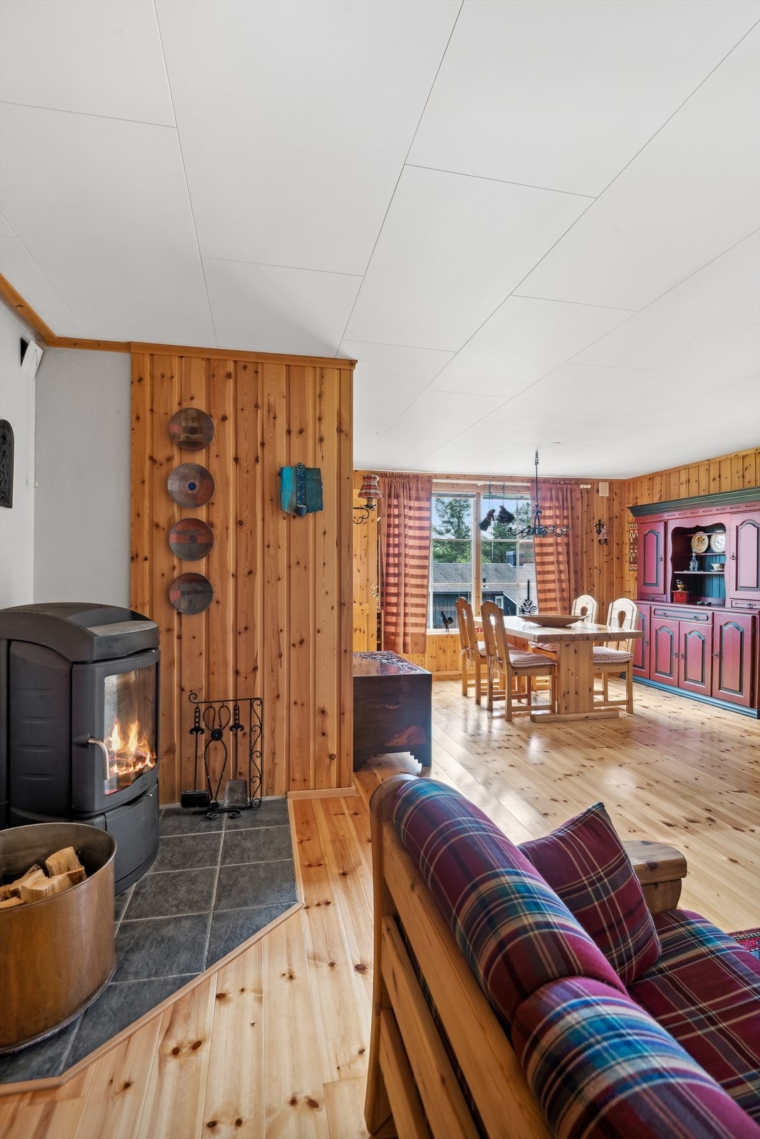 Stue mot spiseplass. Galleribilde