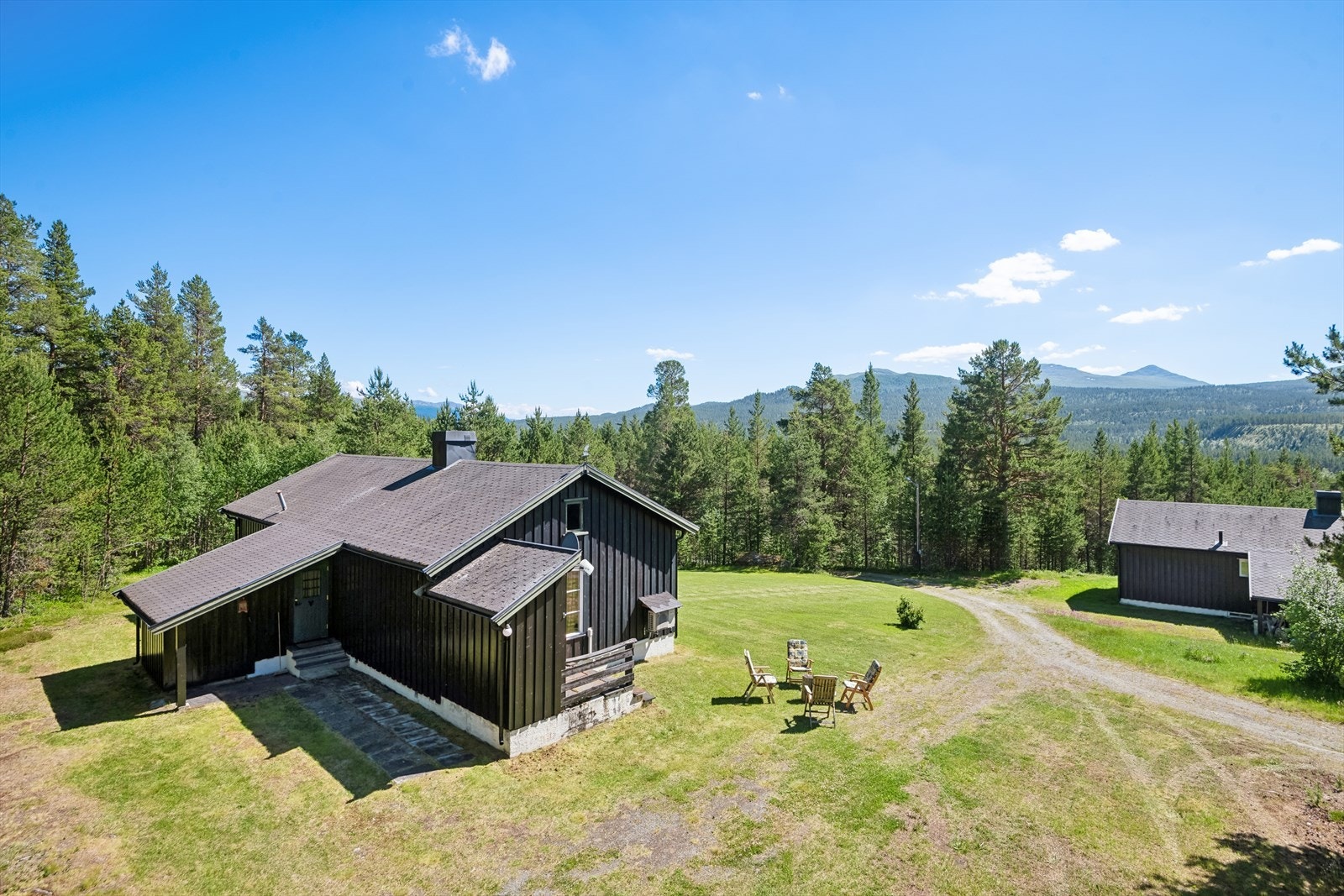 Eiendommen har en fin beliggenhet i fredelige omgivelser hvor du kan finne roen i en hellers hektisk hverdag. Galleribilde