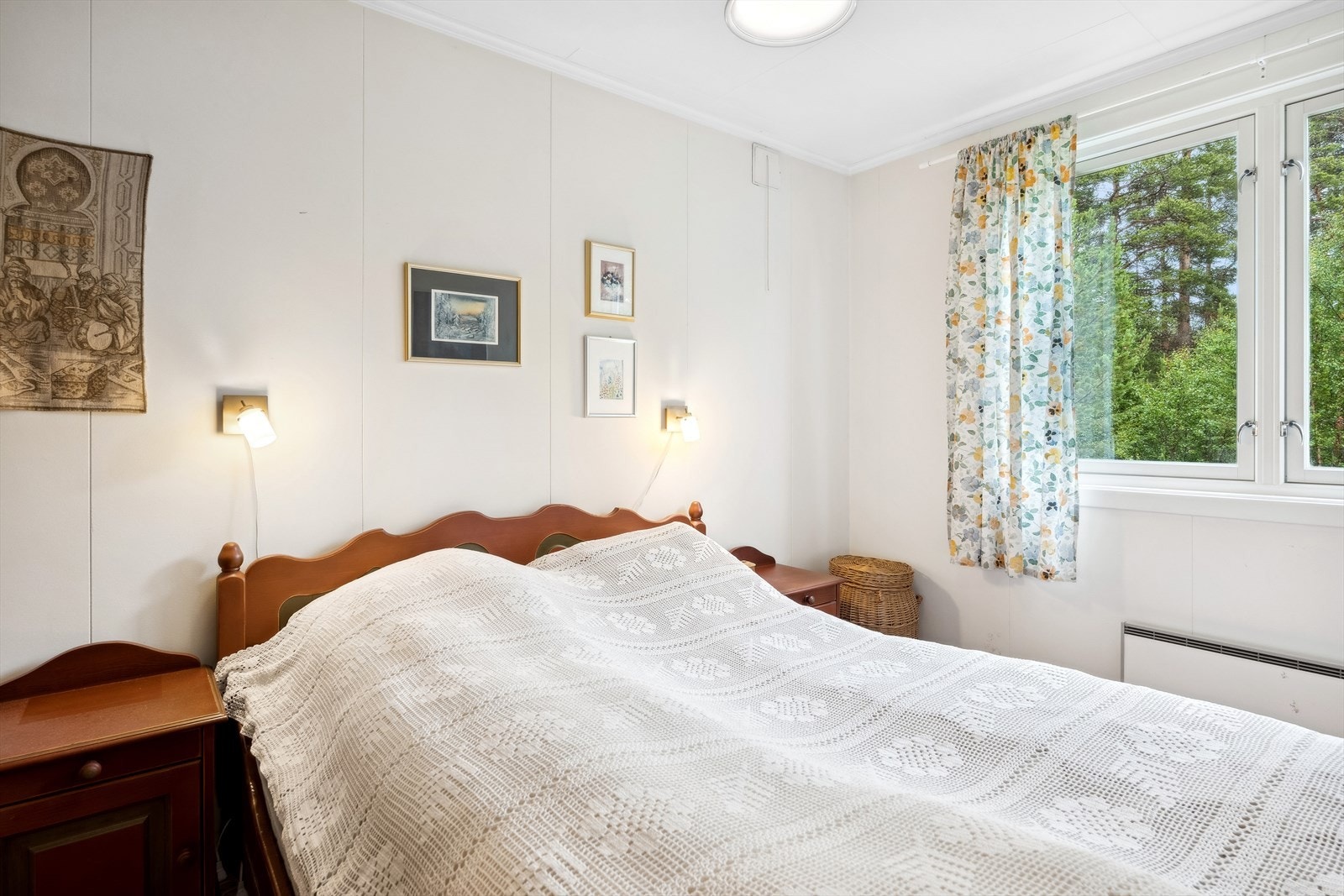 Hytta inneholder til sammen tre soverom, hvorav alle med plass til både seng, tilhørende sengemøblement og garderobeløsning. Galleribilde