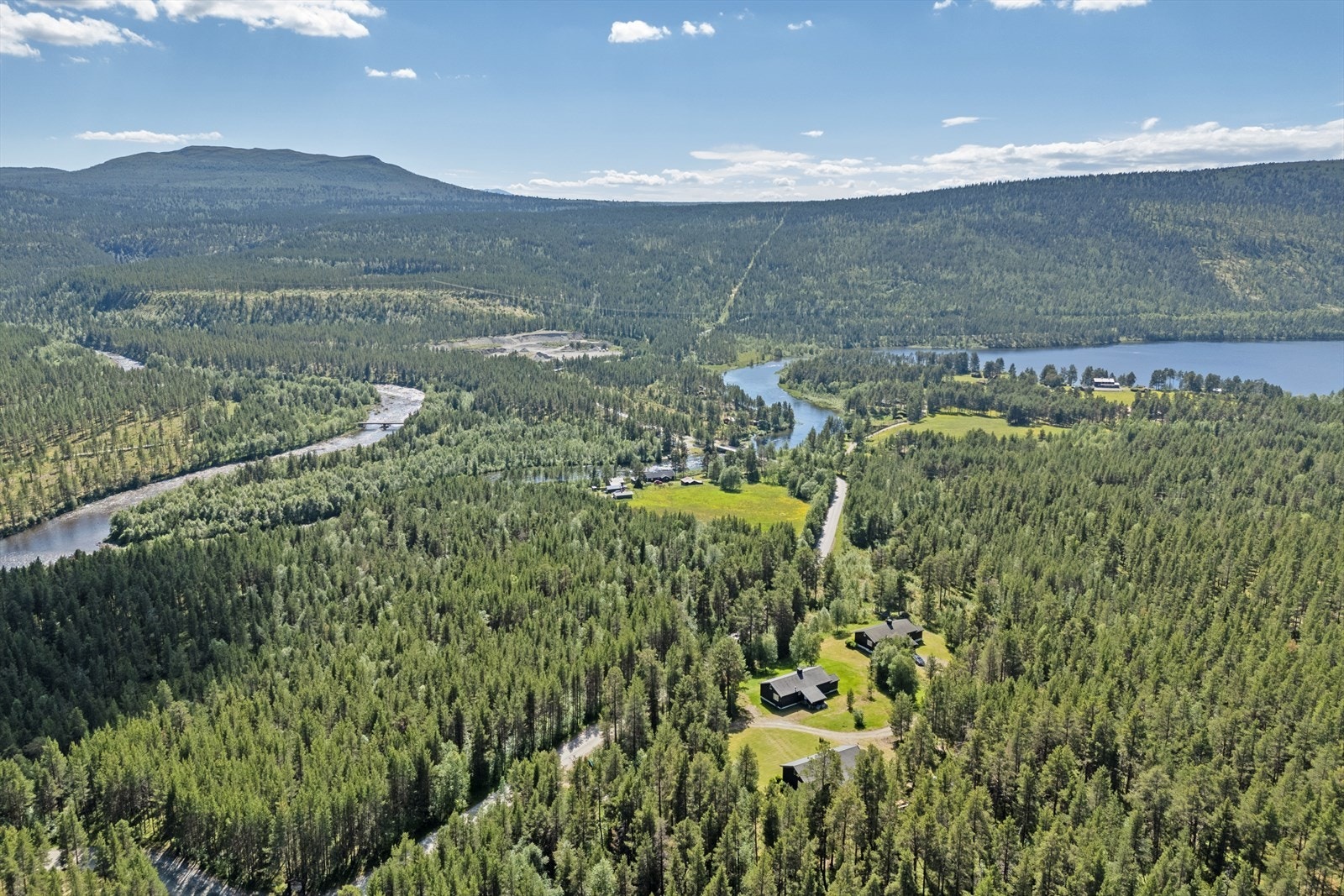 Skåbu er et av de høyest beliggende bygdesamfunn i Norge med ca. 850 m.o.h. Her finner man fine naturområder og flotte fjellområde som bl.a. Jotunheimen, Gausdal Vestfjell og Ruten. Galleribilde