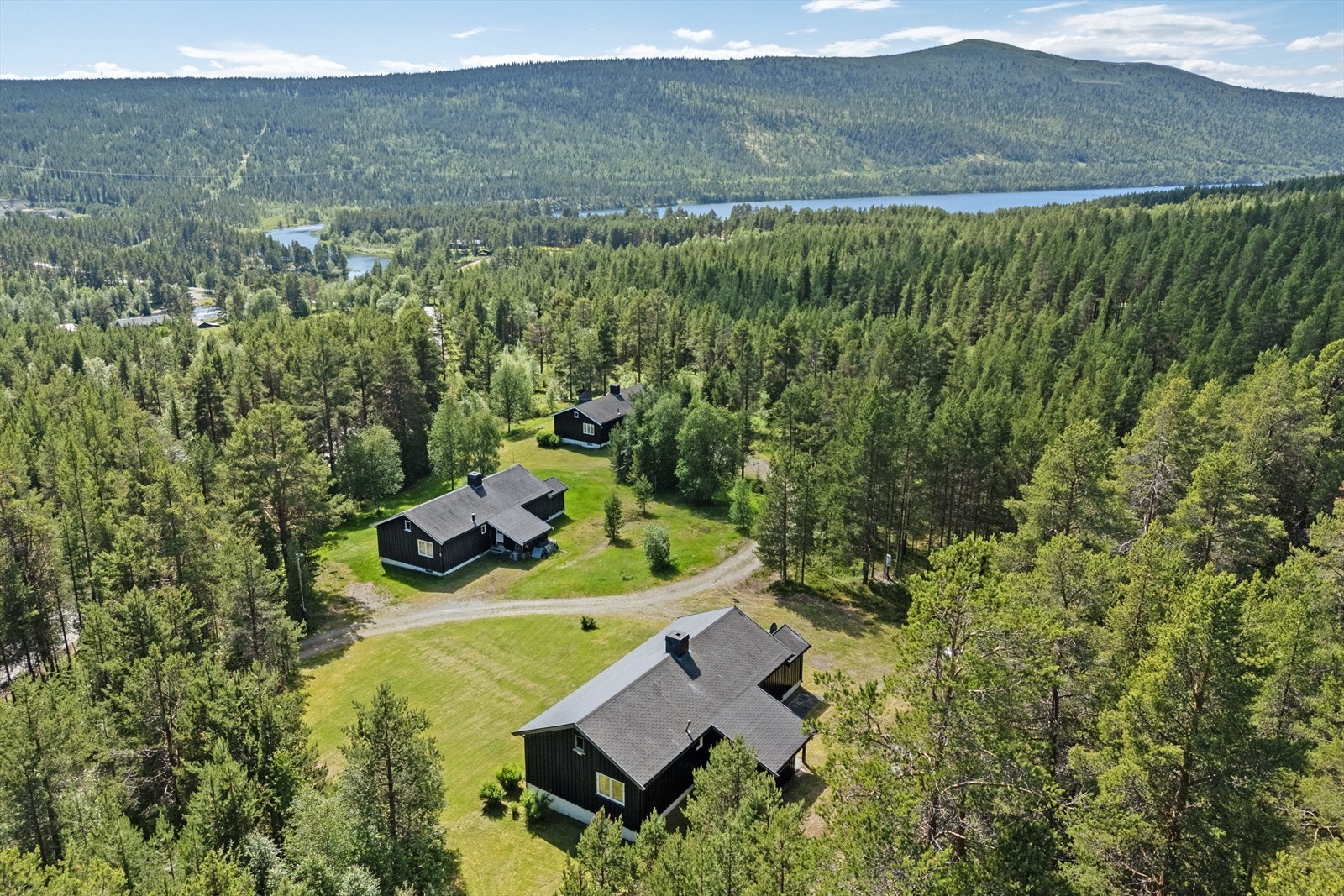 Usjenert beliggende med kun to naboer i nær tilknytning. Galleribilde