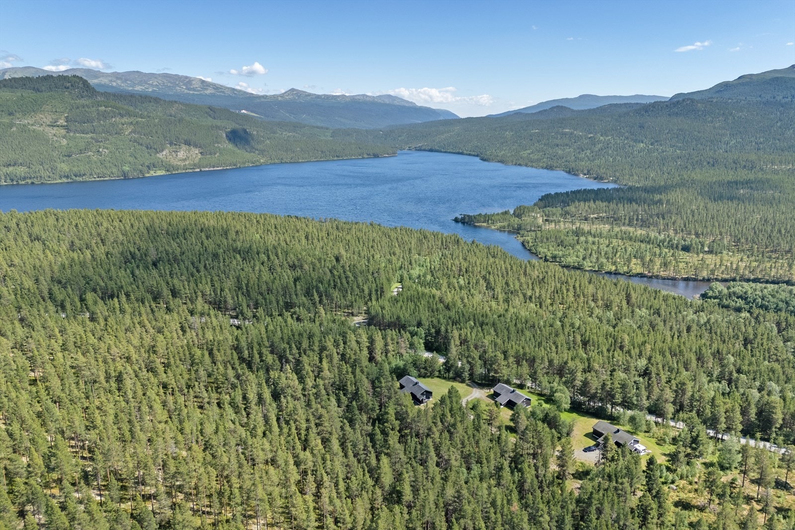 Tomten ligger i naturskjønne omgivelser omgitt av skogarealer og med flotte rekreasjonsmuligheter rett utenfor dørstokken. Galleribilde