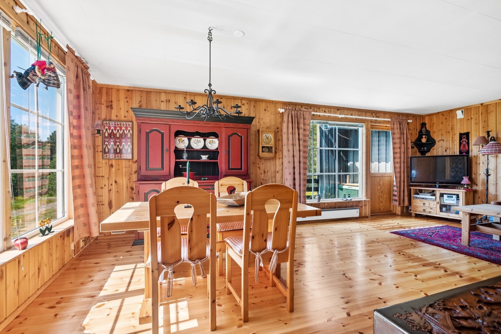 Direkte utgang til støpt terrasse med skiferheller. Galleribilde