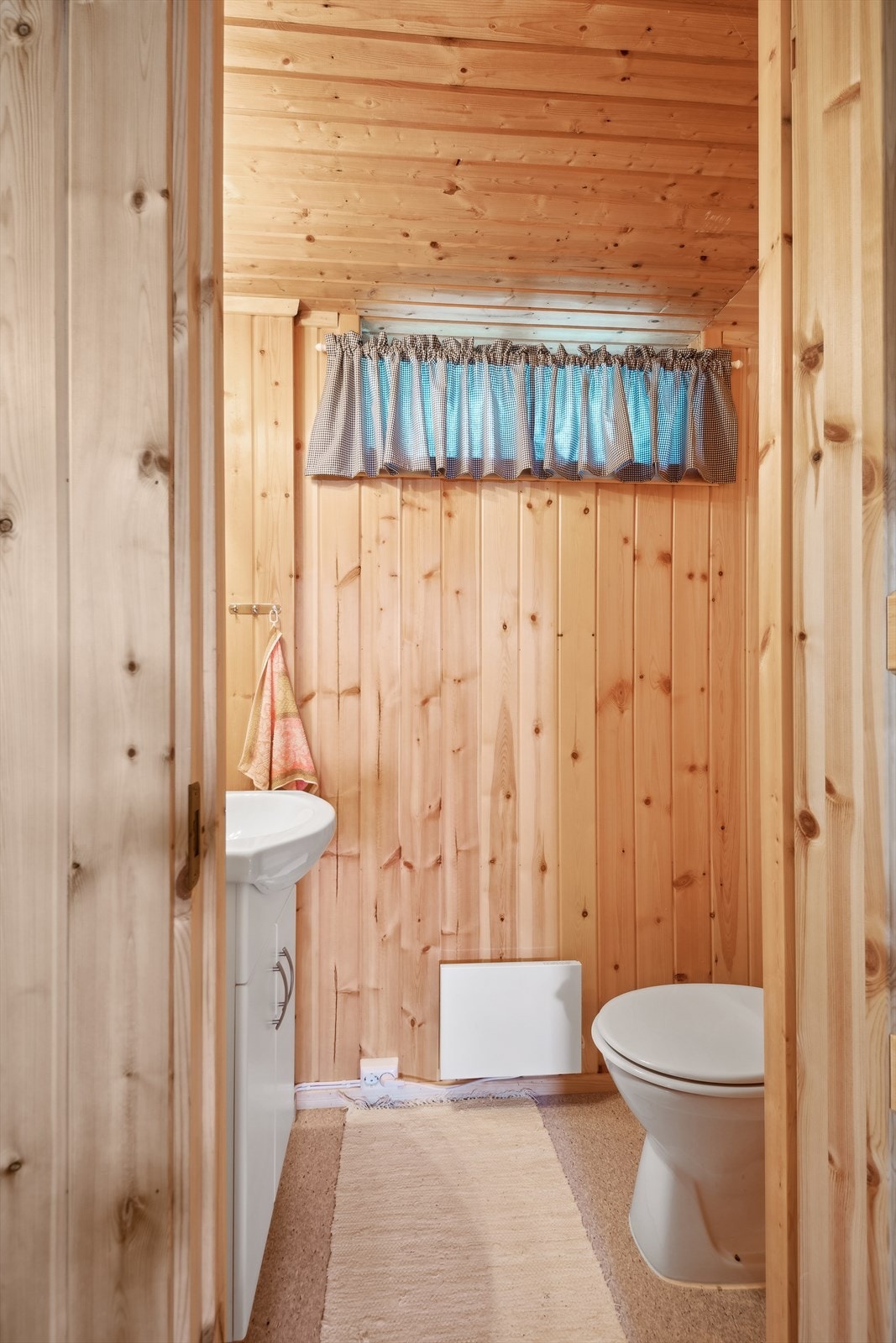 Toalettrom beliggende i kjeller. Galleribilde