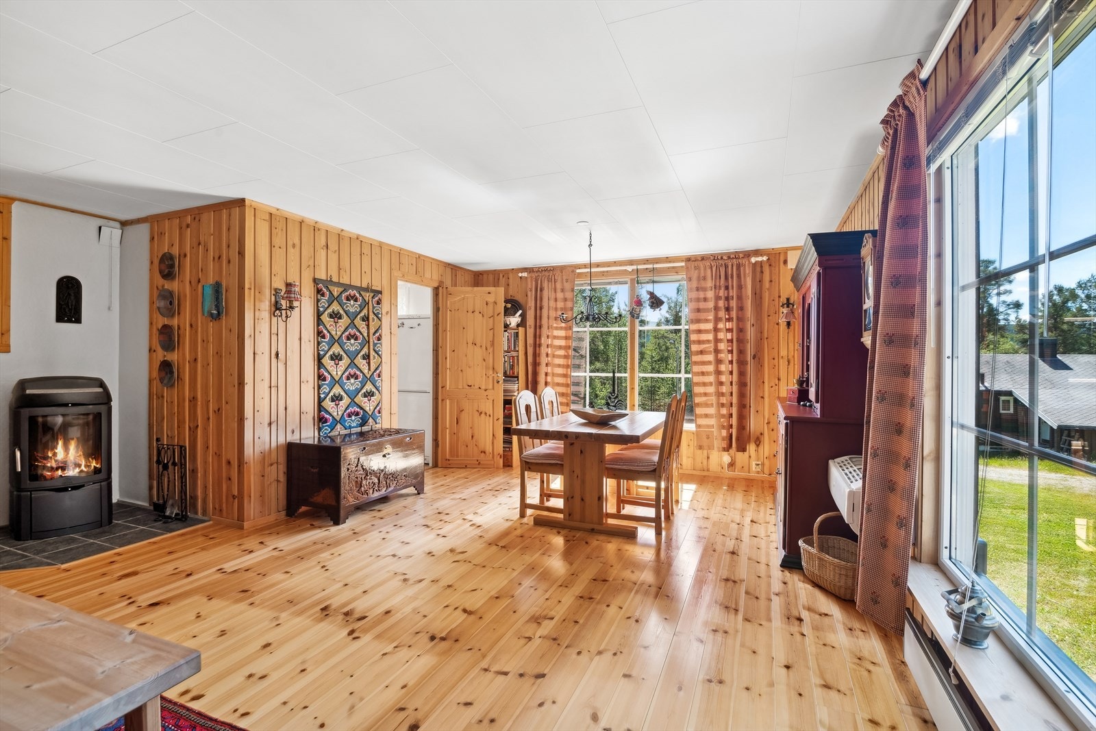 Generøse vindusflater i rommet som gir godt med naturlig belysning. Galleribilde