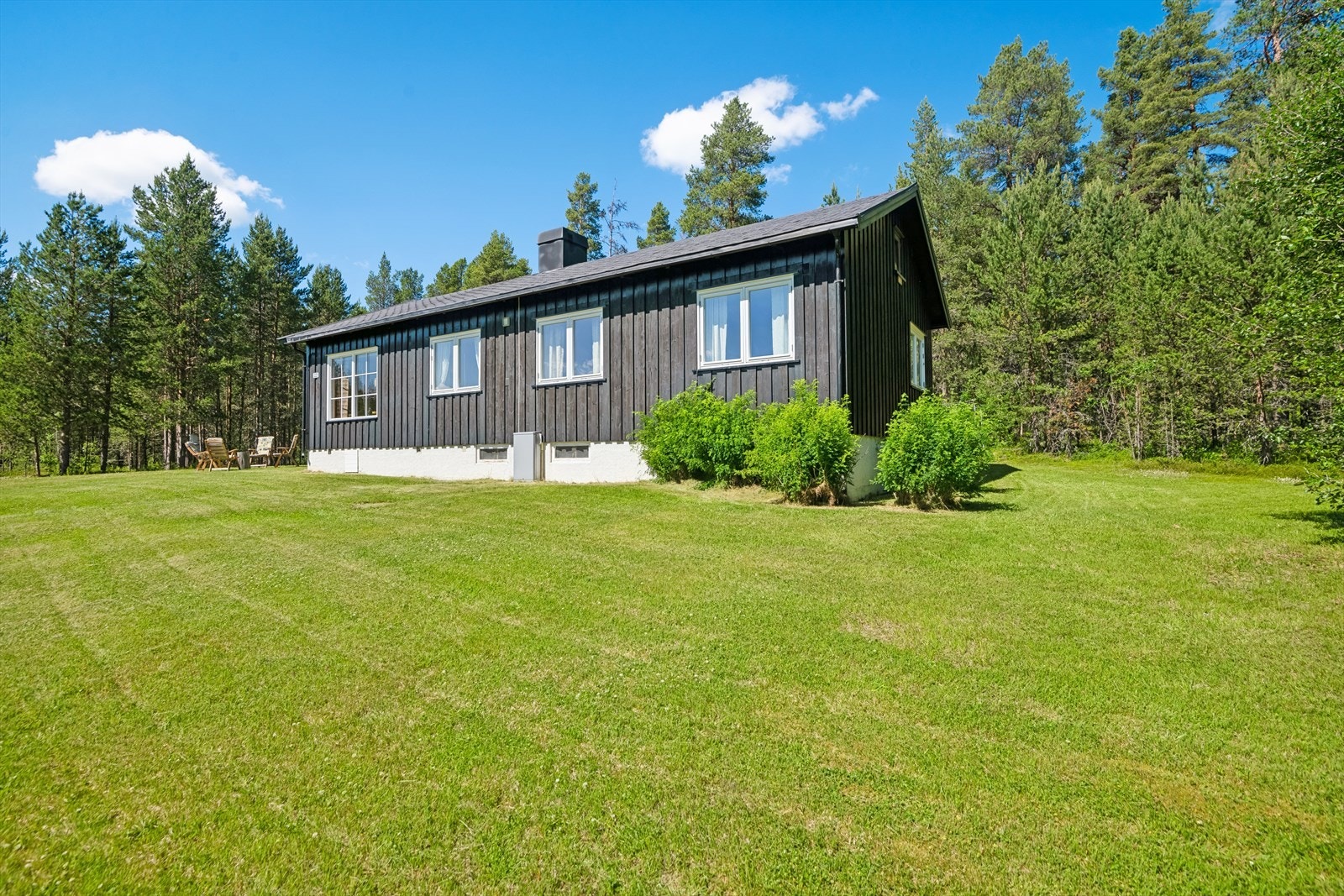 Opparbeidet med plenarealer og gruset adkomst. Før øvrig består tomten av skogarealer, hvor 4,8 daa av tomten består av produktiv skog iht. NIBIO gårdskart. Galleribilde