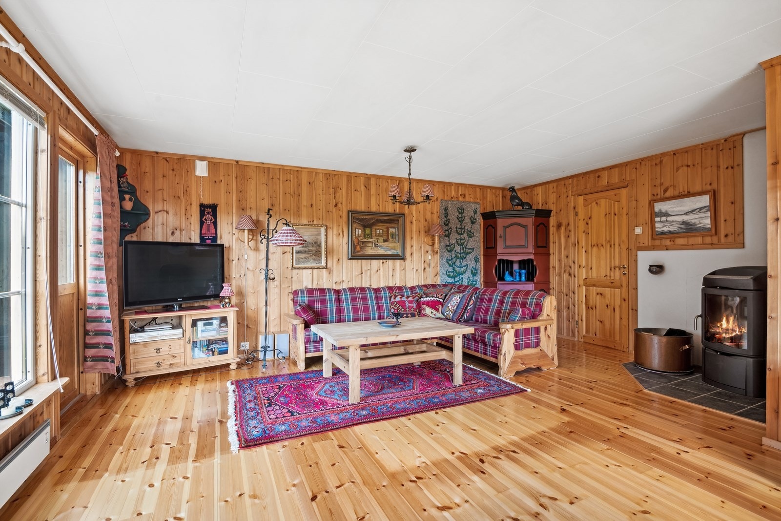 Stuen er holdt i samme lune utrykket og er av god størrelse med plass til både sofa og større spisegruppe. Galleribilde