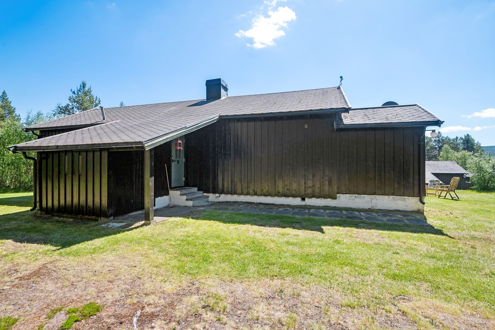 Eiendommen har en fin beliggenhet i fredelige omgivelser hvor du kan finne roen i en hellers hektisk hverdag. Galleribilde