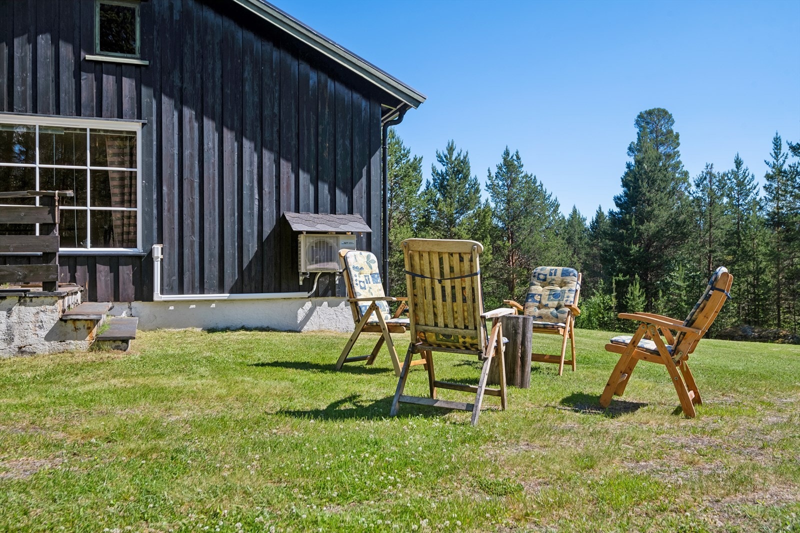Fra terrassen er det videre tilgang til terreng hvor solrike dager kan nytes. Galleribilde