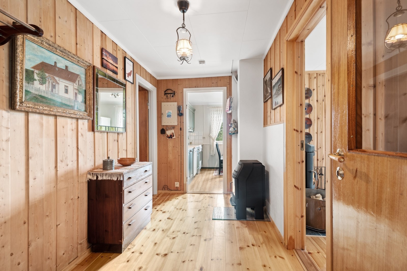 Du ønskes du velkommen inn via en lun og hyggelig entré med plass for gode oppbevaringsløsninger og videre tilgang til boligens gang. Galleribilde