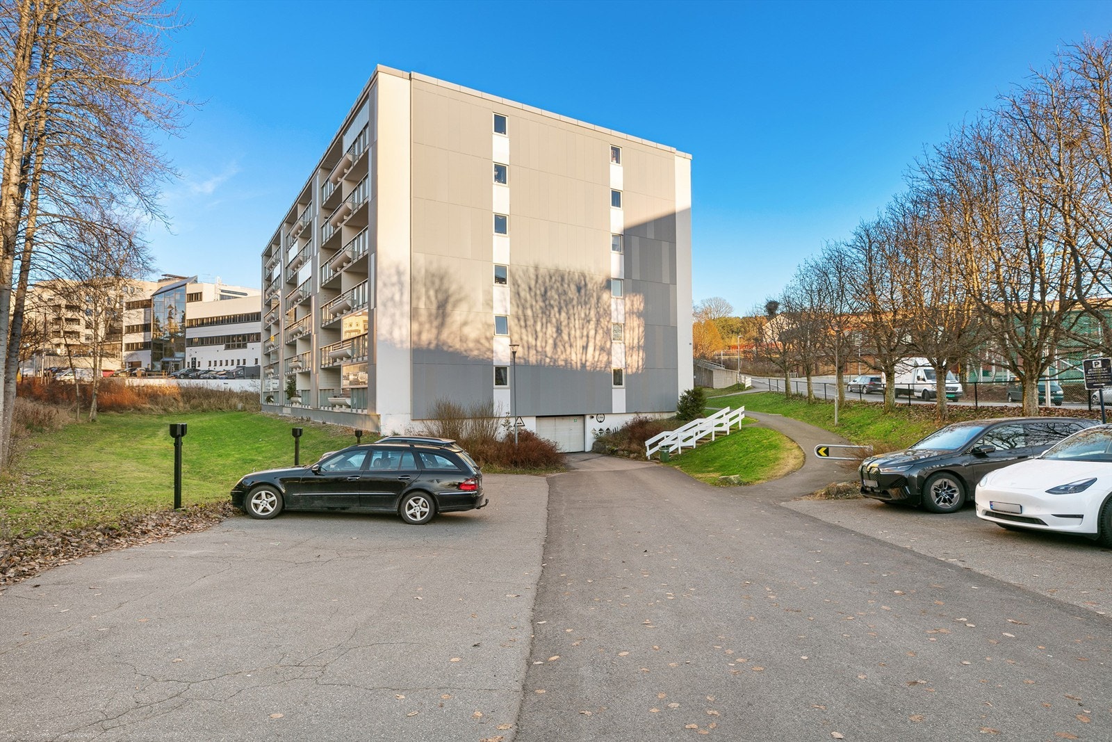 Alle leiligheter kan parkere en bil ute. Mulighet for leie av garasjeanlegg. Det er gjesteparkering på oppmerkede plasser Galleribilde