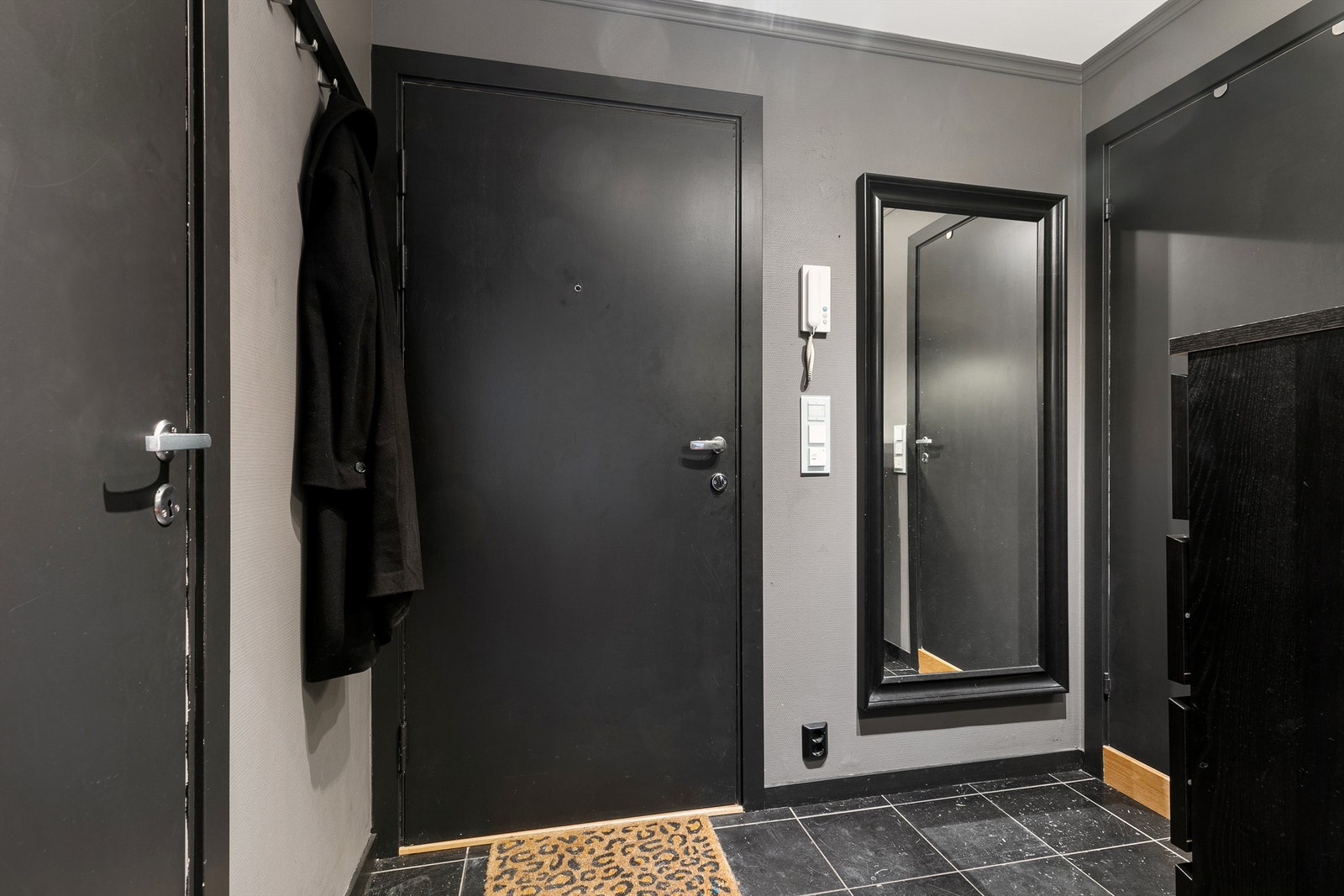 Fra gangen er det tilgang til garderobe/bod og til badet Galleribilde