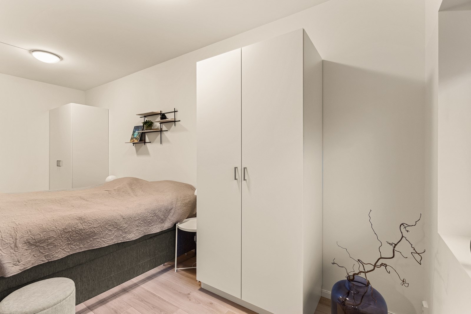 Hovedsoverommet måler hele 12,5 m² og er utstyrt med to garderobeskap. Galleribilde