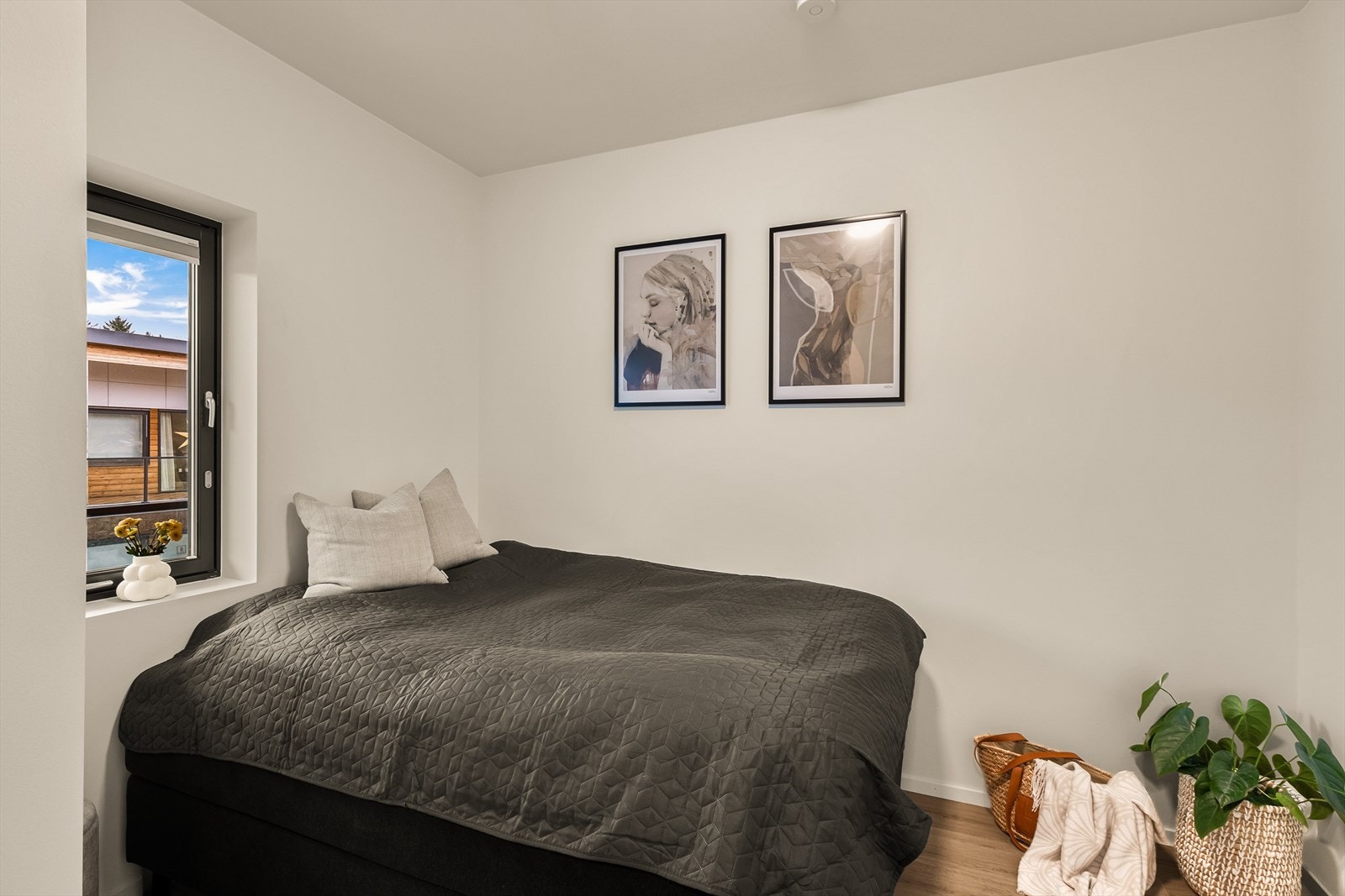 Soverom nr. 2 måler 7,9 m² og passer perfekt som barnerom, gjesterom, kontor eller hobbyrom. Galleribilde