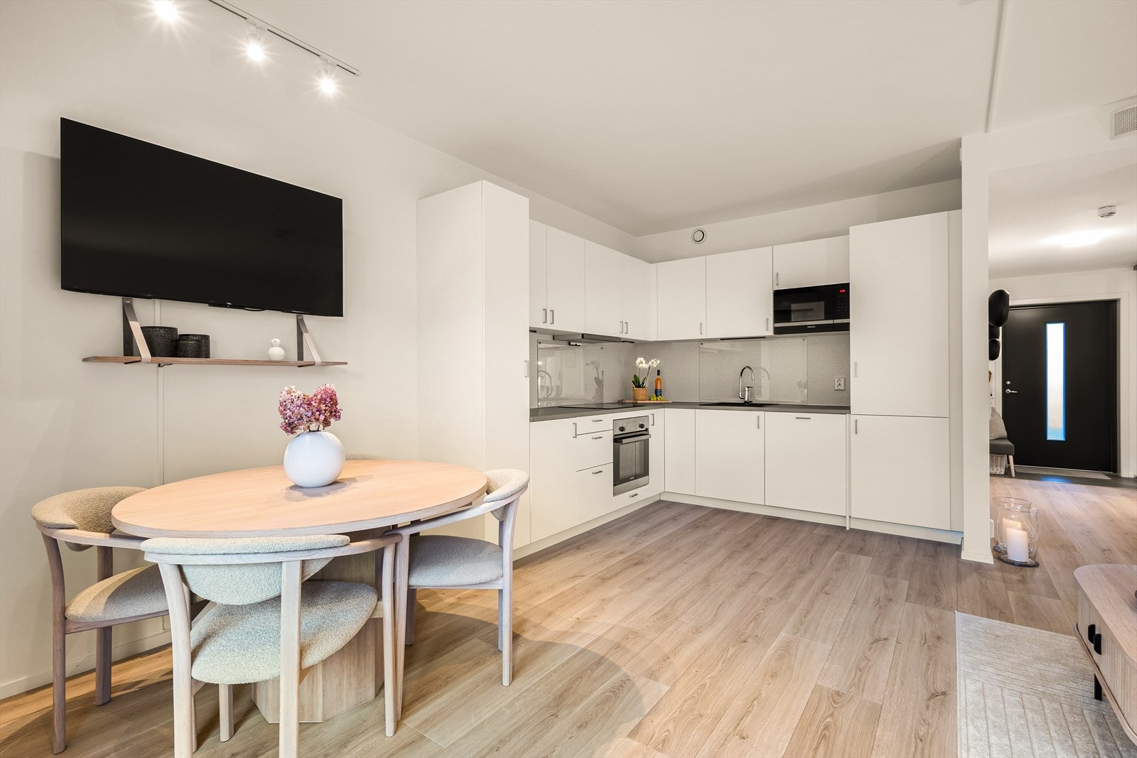 Rommet har en funksjonell utforming med god plass til sofagruppe, spisebord og tv-møblement. Galleribilde