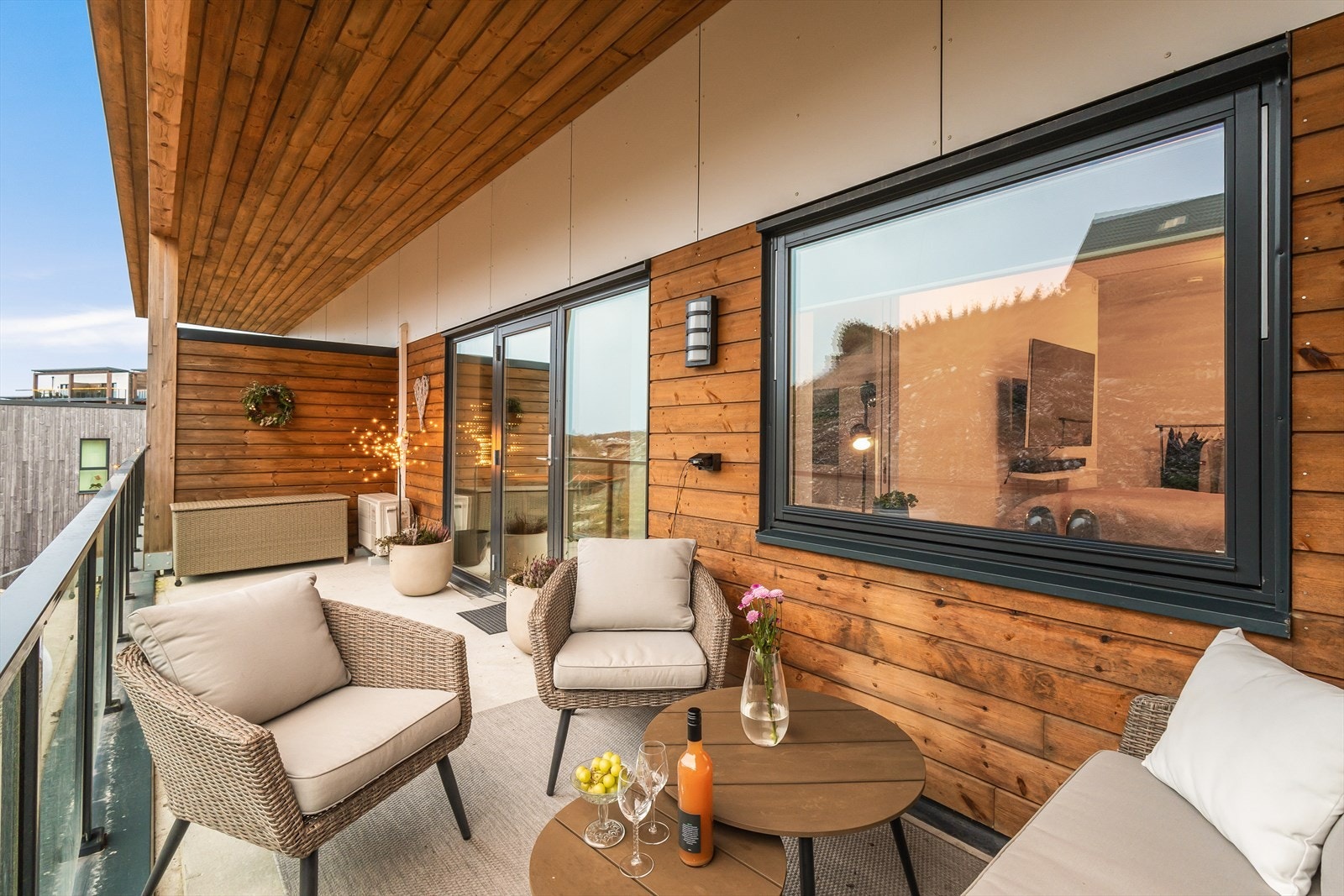 Fra oppholdsrommet er det utgang til en vestvendt altan på 15 m². Galleribilde