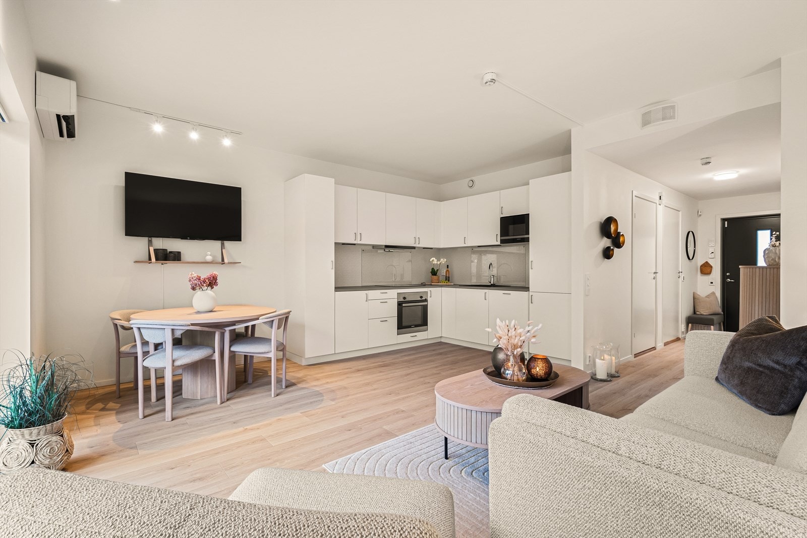 Samlingspunktet i leiligheten er en åpen og sosial stue-/kjøkkenløsning av god størrelse. Galleribilde