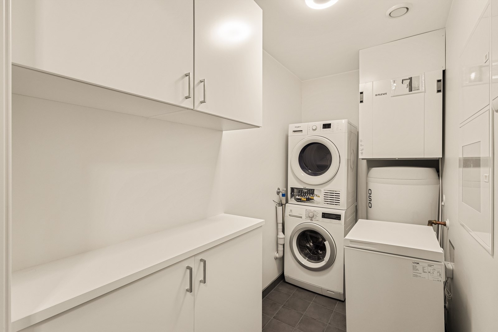 Funksjonelt teknisk rom/vaskerom med opplegg for vaskemaskin og tørketrommel. Galleribilde