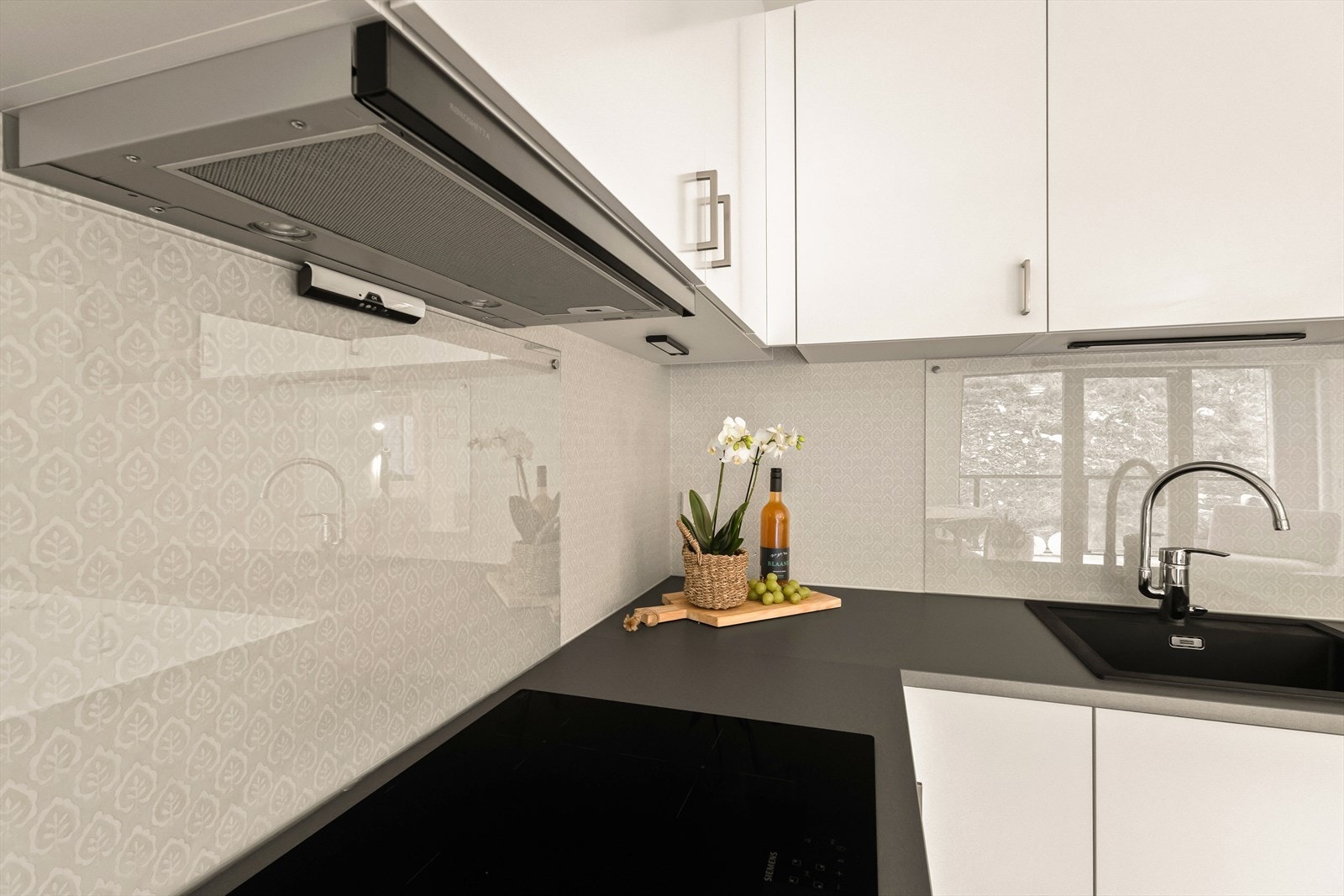 Hvitevarene fra Siemens er integrert i innredningen og det er godt med skap- og benkeplass. Galleribilde