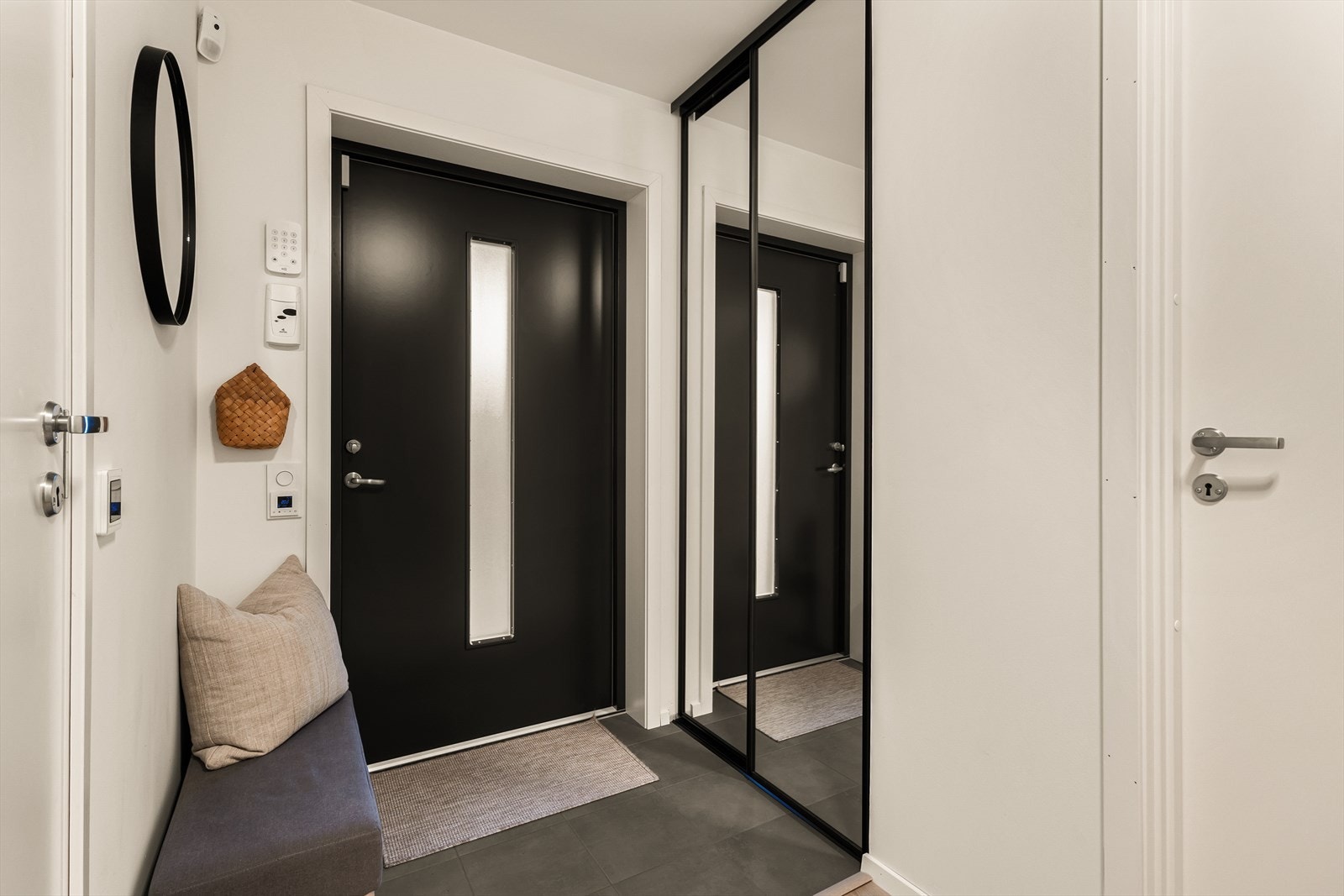 Entréen har flislagt gulv med varmekabler og inneholder en praktisk skyvedørsgarderobe. Galleribilde