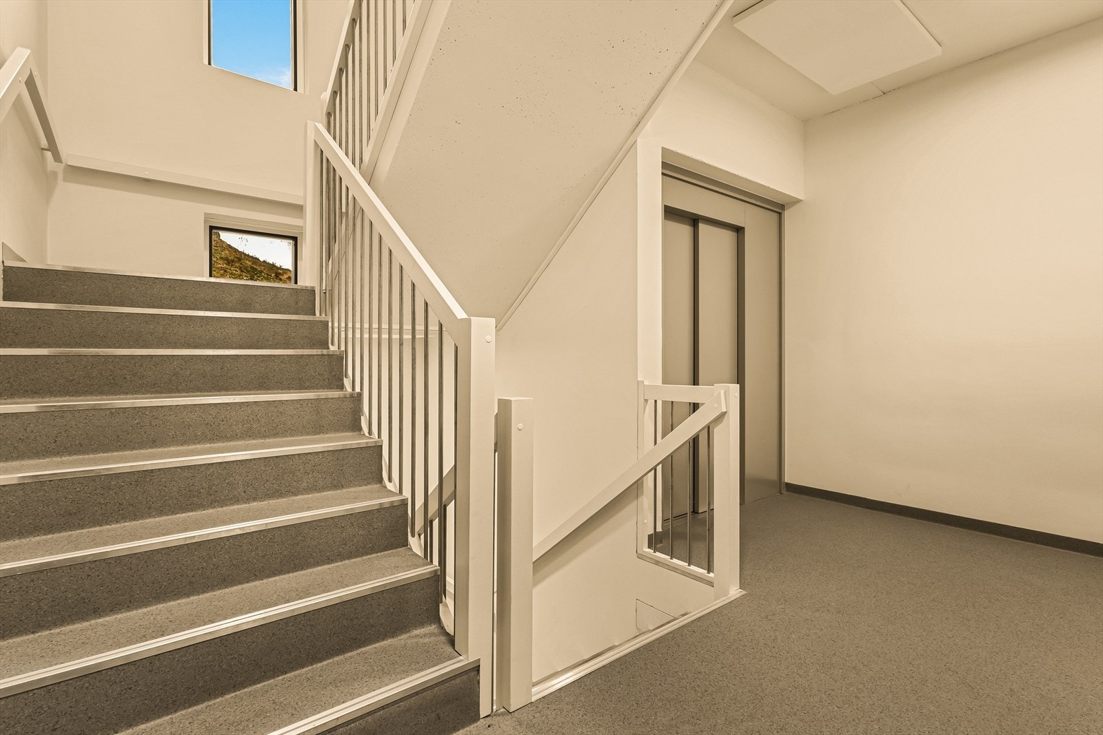 Felles trappeoppgang hvor det også går heis ned til garasjeanlegget. Galleribilde