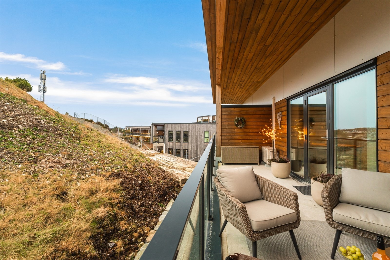 Altanen er overbygd, med glassrekkverk i front og dekke av betong. Galleribilde