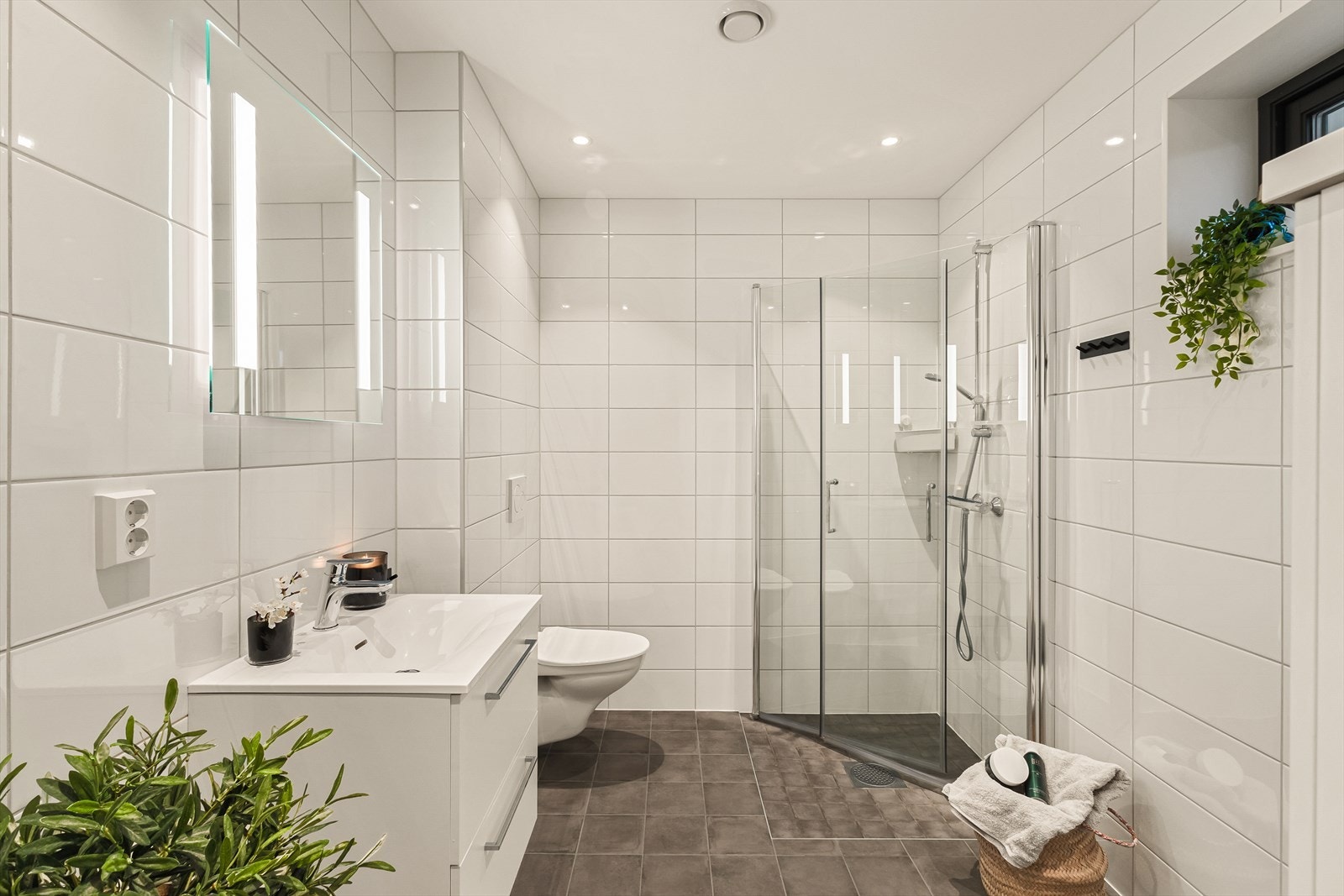 Badet har tidløs utførelse, med flislagte overflater og varmekabler i gulvet. Galleribilde