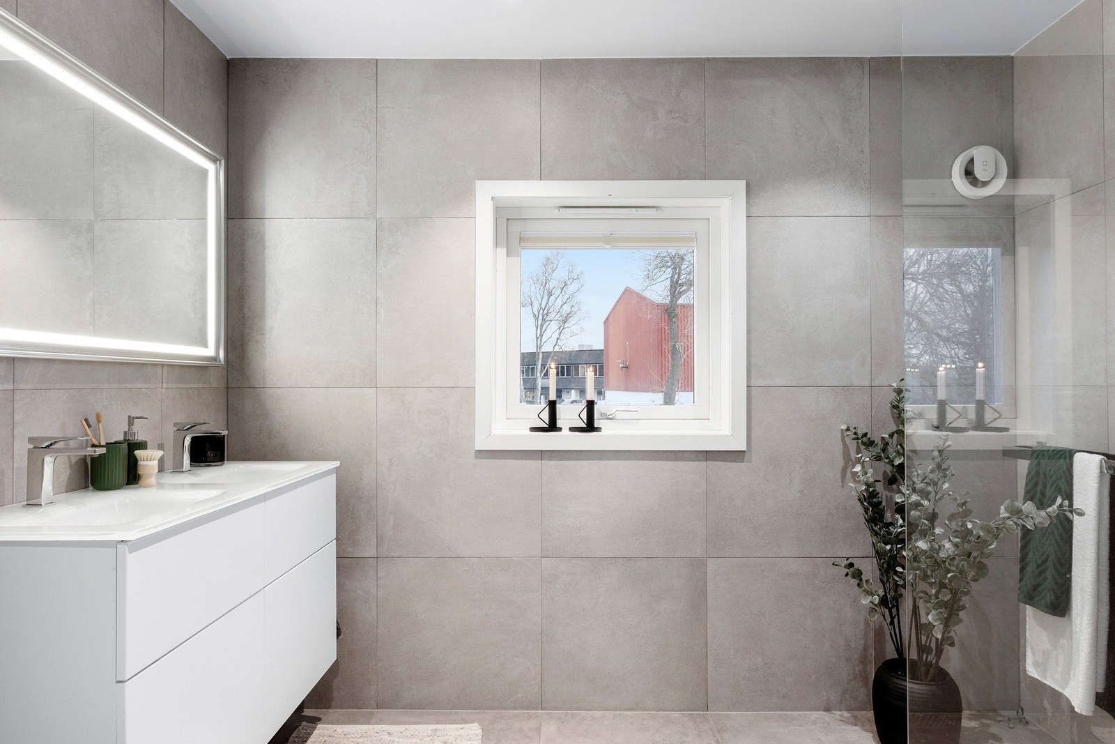 På badet er det lagt nye fliser på gulv og vegg, samt ny himling med downlights. Galleribilde
