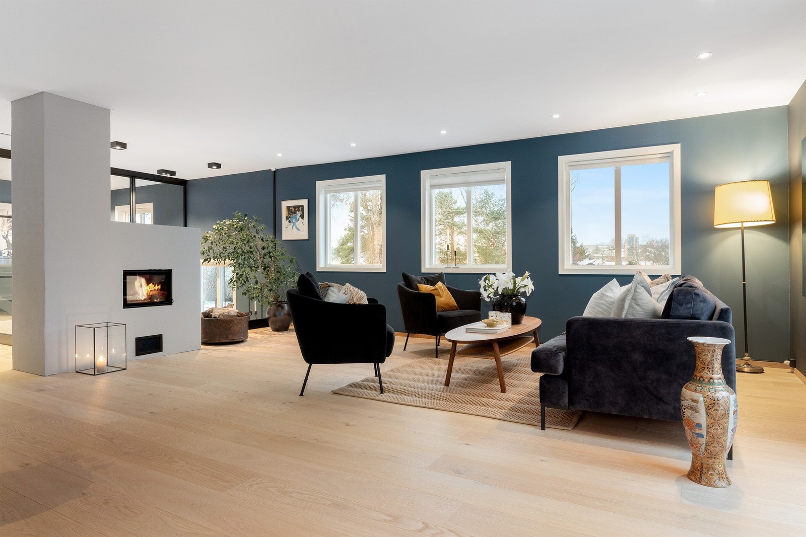 Stuen er av god størrelse med svært gode muligheter for møblering i flere soner. Galleribilde