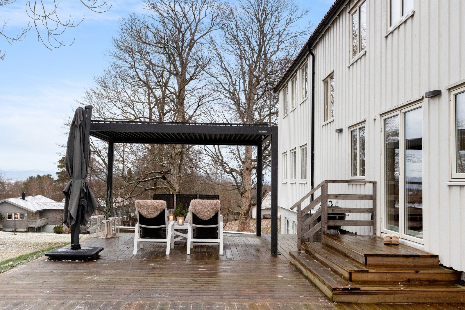 På terrassen er det etablert en pergola med mulighet for sittegruppe under tak. Galleribilde