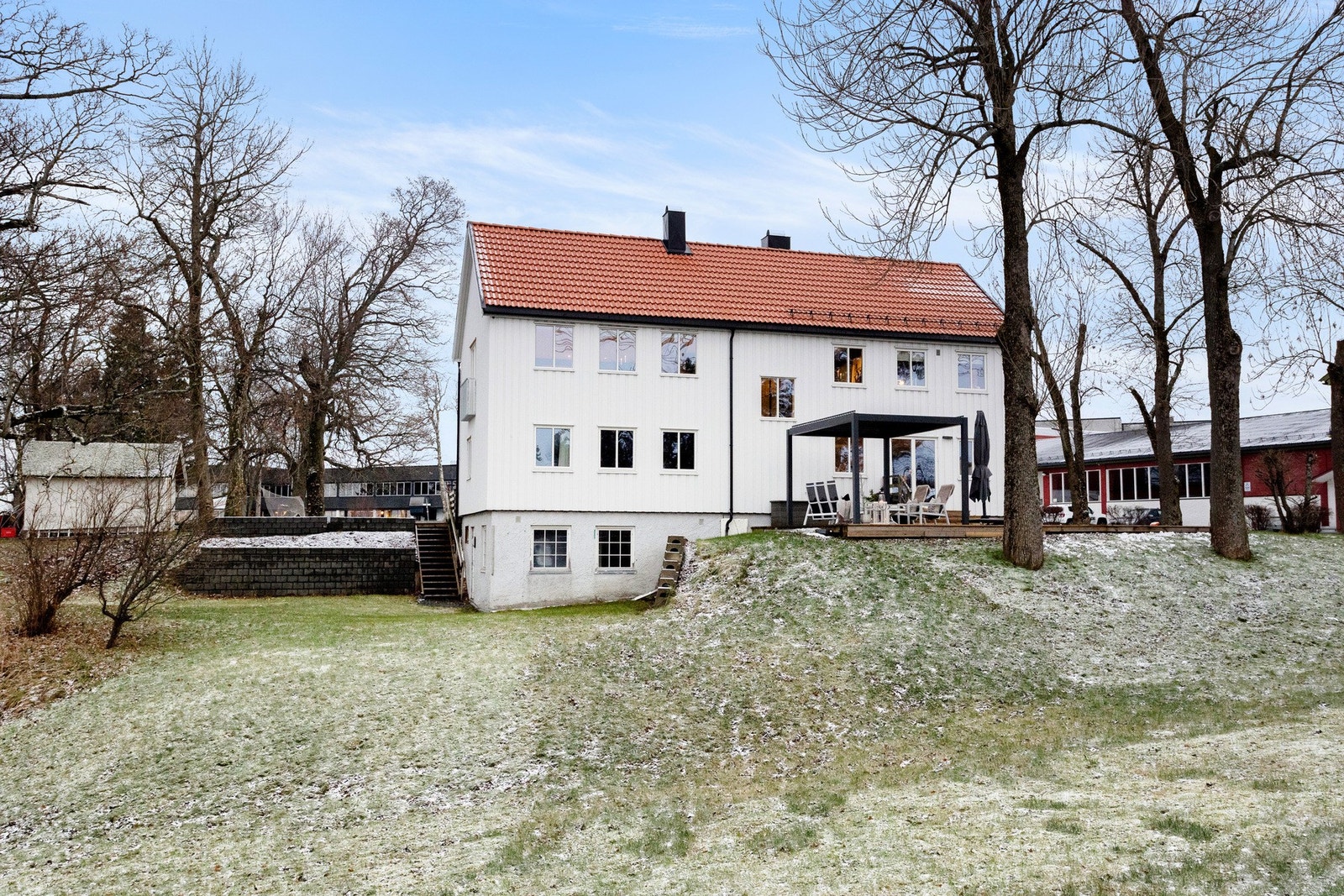 Boligen har en flott og solrik tomt som rommer hele 2,1 mål. Galleribilde