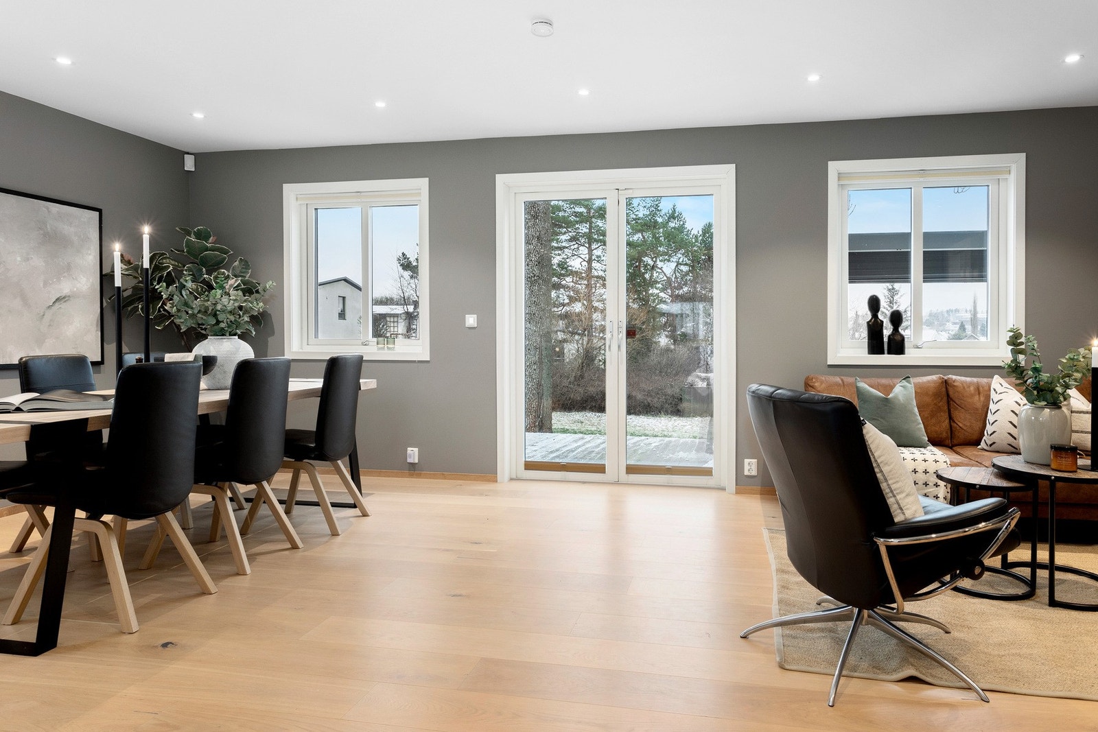 Fra stuen har man direkte utgang til en svært romslig terrasse på hele 57 kvadratmeter. Galleribilde