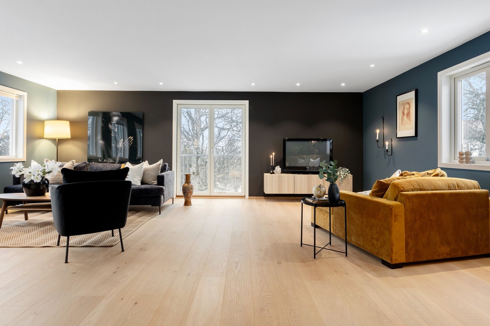Det er rikelig med møbleringsmuligheter i stuen. Galleribilde