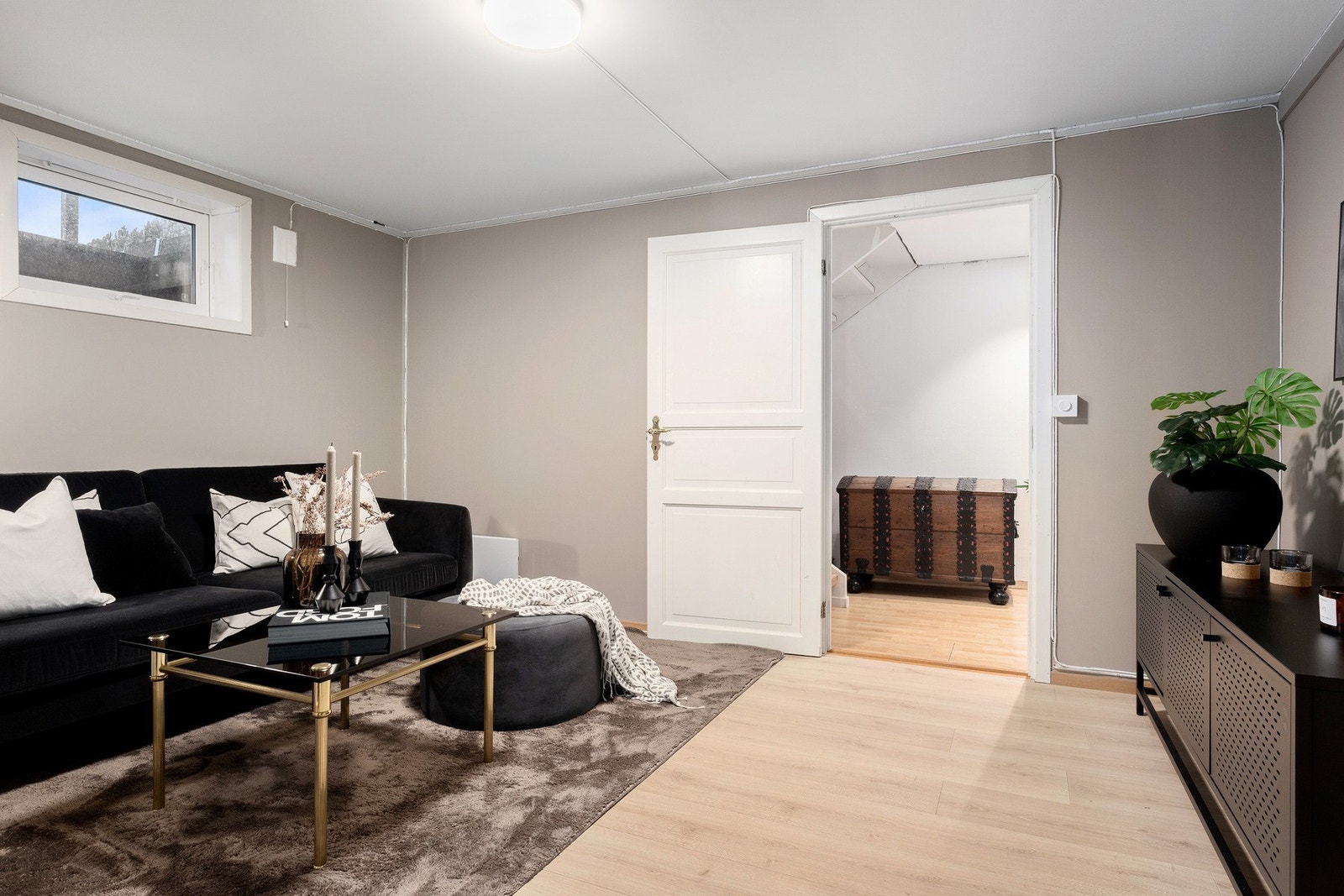 Megler har kontrollert dagens planløsning mot godkjente bygningstegninger. Det bemerkes at hele kjelleren fraviker. Galleribilde