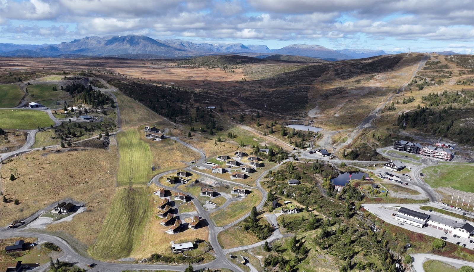 Oversiktsbilde over området med nærhet til fjellplatået, hotellet og alpinbakken. Galleribilde