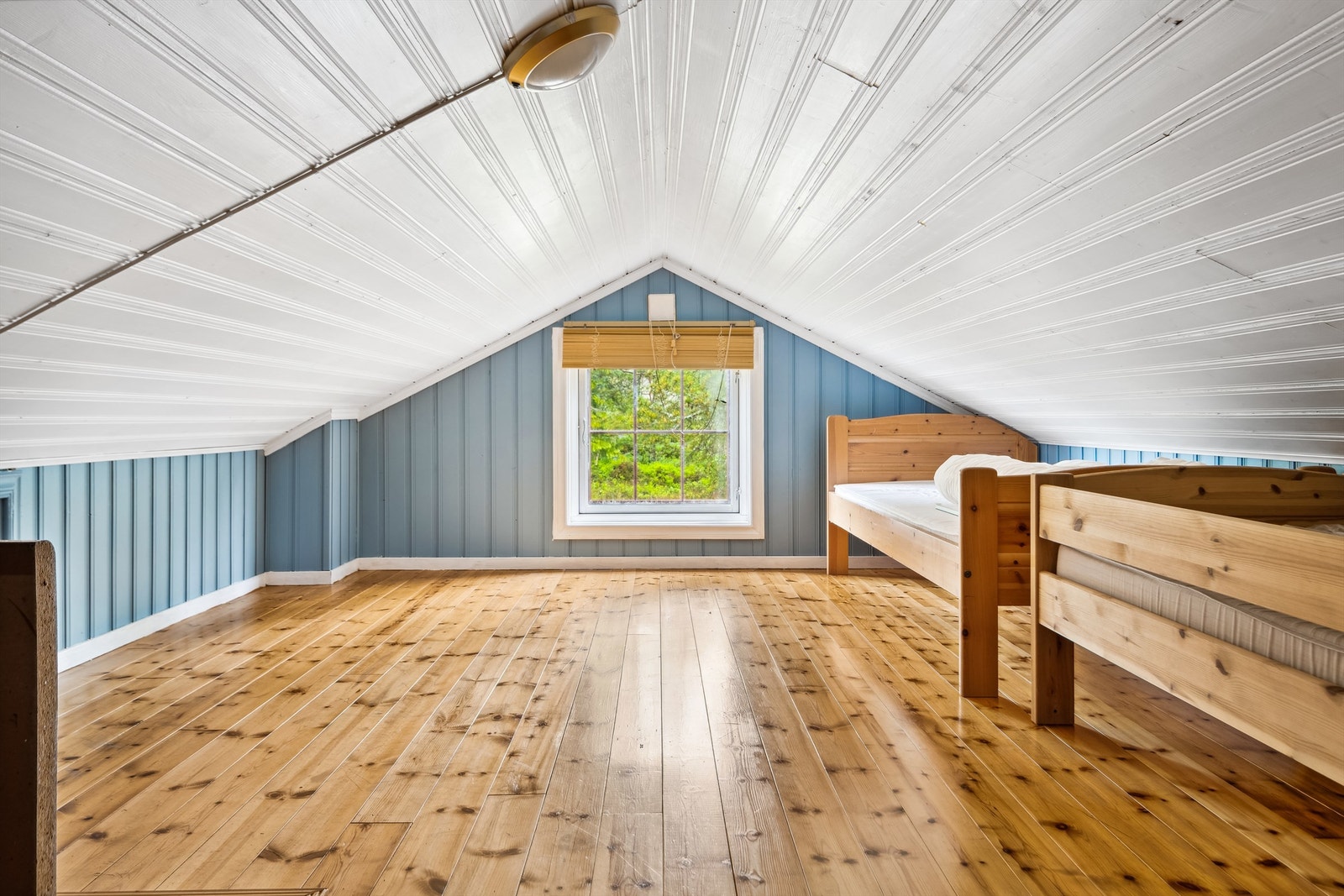 Hems med gulvareal på ca 20 kvm. Vindu på hemsen gir godt med lys og utsikt Galleribilde